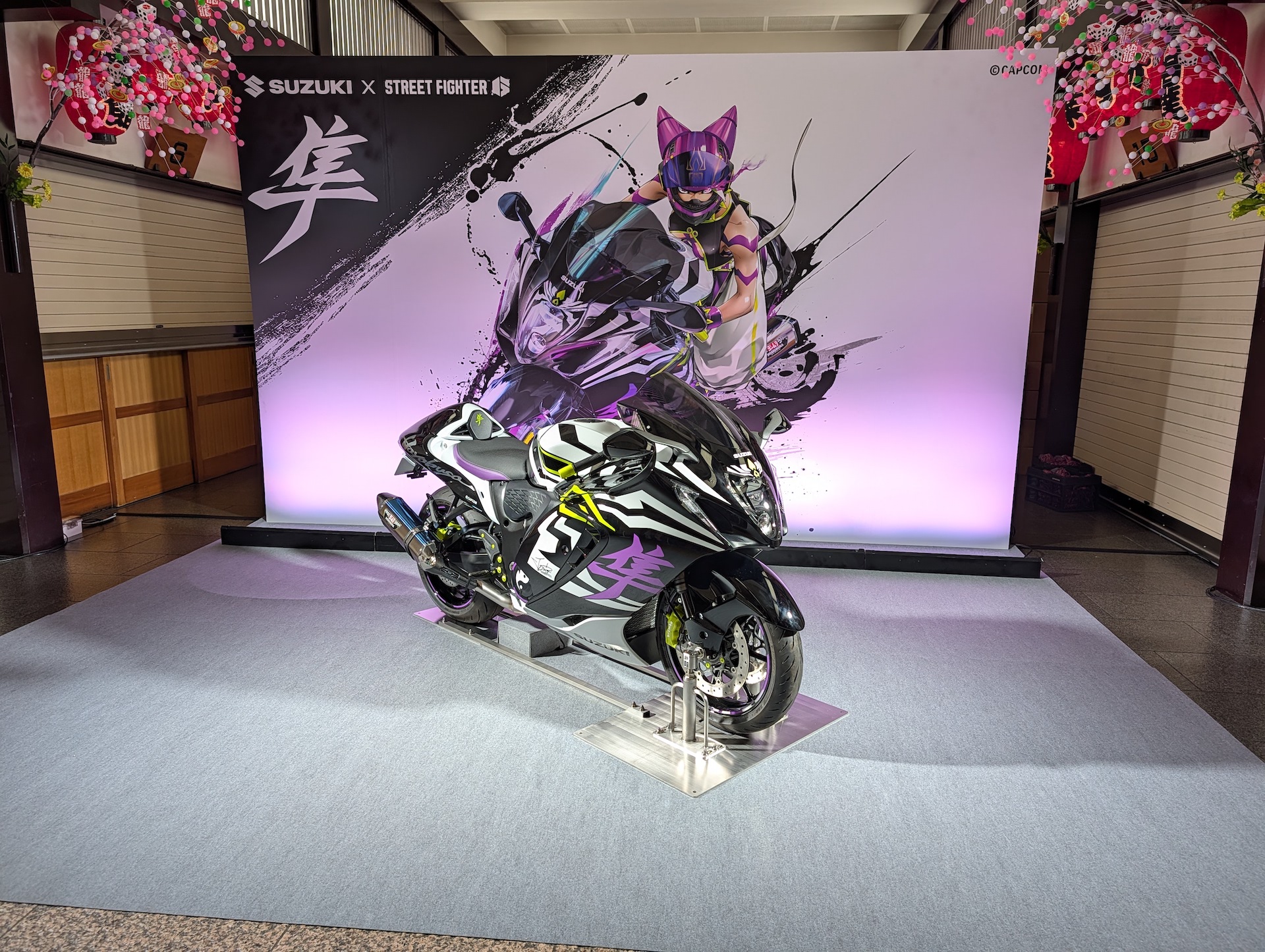 スズキのブースでは「スト6」コラボのカスタマイズバイク第2弾「Hayabusa Tuned by JURI」が展示。実際に跨って記念撮影も可能だ
