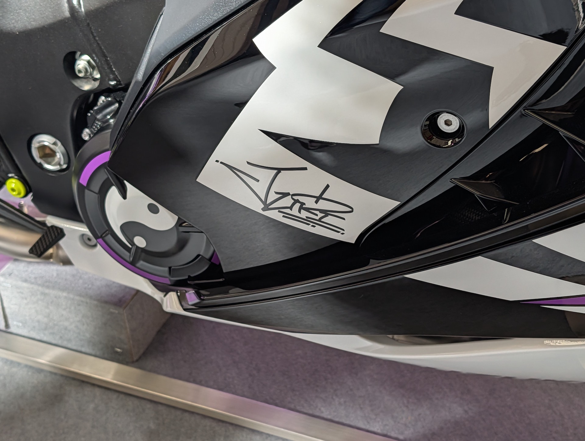 各所にジュリのサインや風水エンジンを示す陰陽の柄が施されており、雰囲気抜群だ