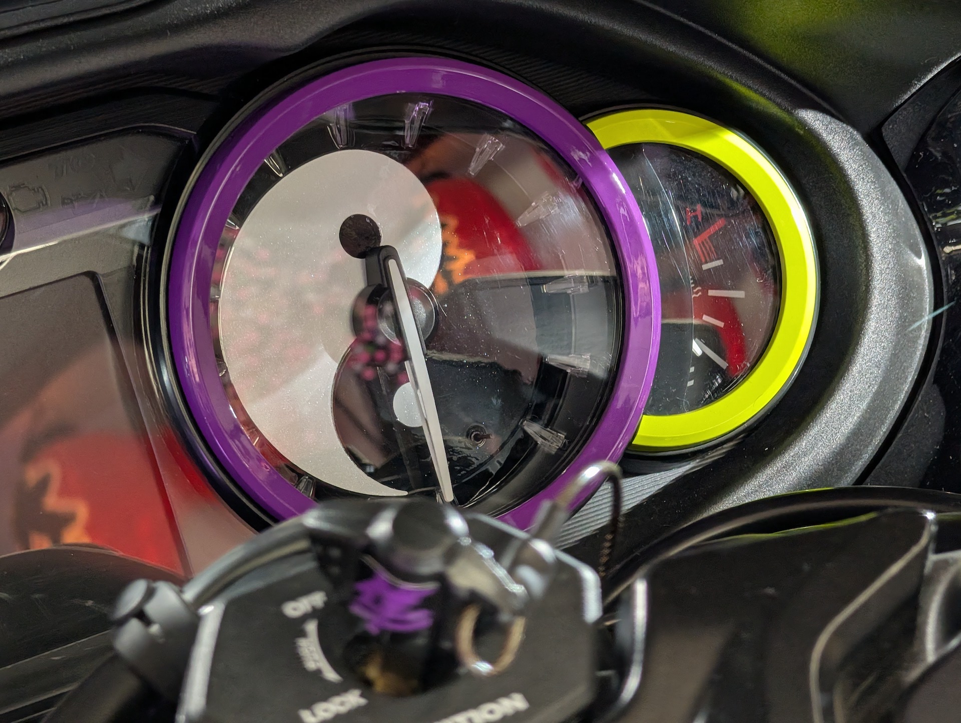 メーター部にも陰陽柄が確認できる