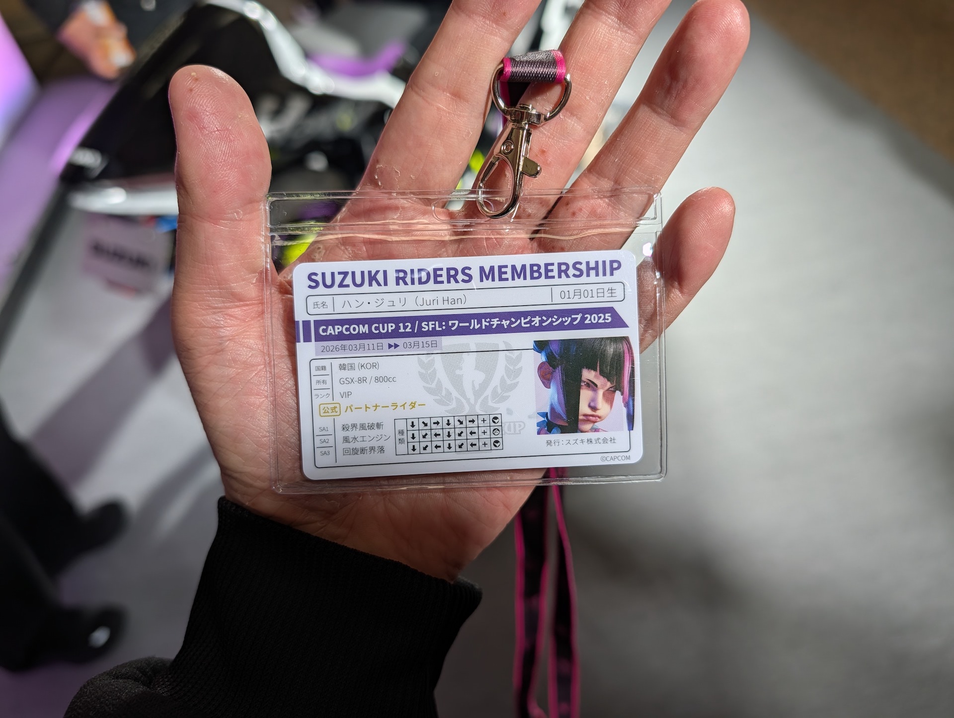 カードの裏面にあるQRコードからデジタルステッカーを受け取ると、さらにオリジナルネックストラップとメンバーシップ風カードもプレゼントされるようだ