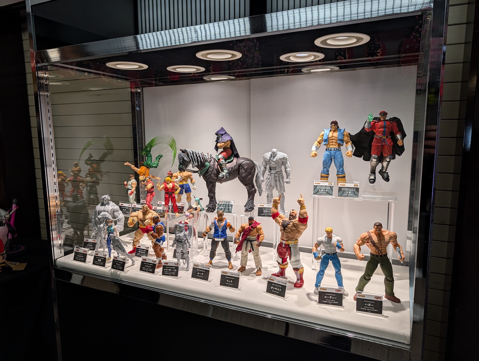 STORM COLLECTIBLESの格闘ゲームアクションフィギュアの「スト6」のシリーズも製品を展示