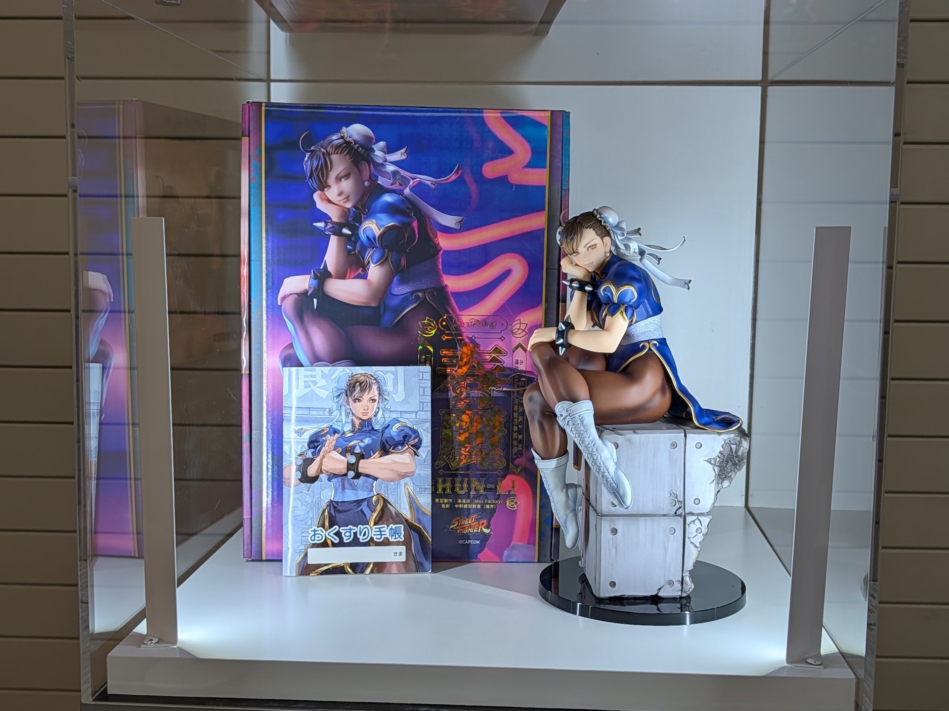 Max Factoryは2024年に発売した春麗のフィギュアを展示。不敵な笑みを浮かべてブロックの上で足を組んで座る「春麗 CHUN-LI」のフィギュアがこのたび再販決定となった。再販の受注期間は3月11日～4月15日。