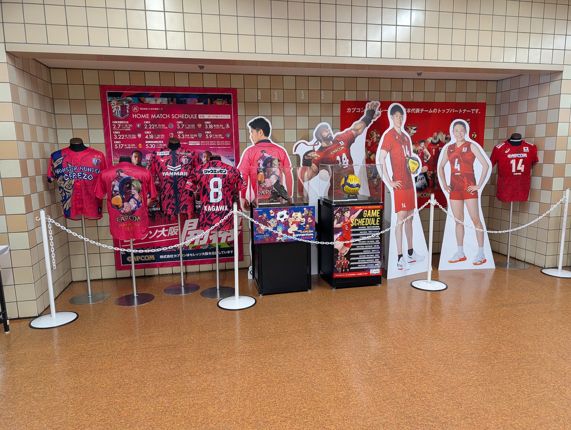 同社がスポンサードするセレッソ大阪のコラボグッズなどが展示