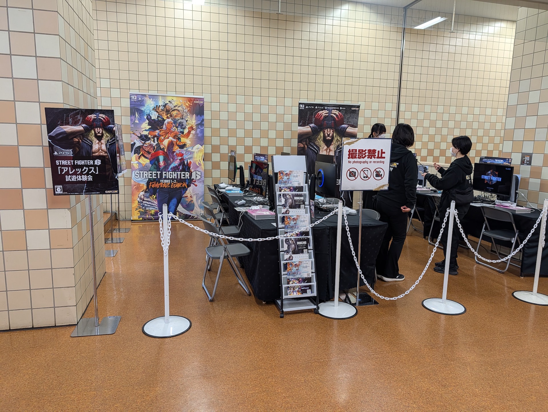 これまでいつも撮影禁止だった「アレックス」試遊コーナーの撮影に大成功！ ただし、開場前の準備中のブースの様子のみのため、実際のゲーム画面は自身の手で試遊して確かめてみてほしい