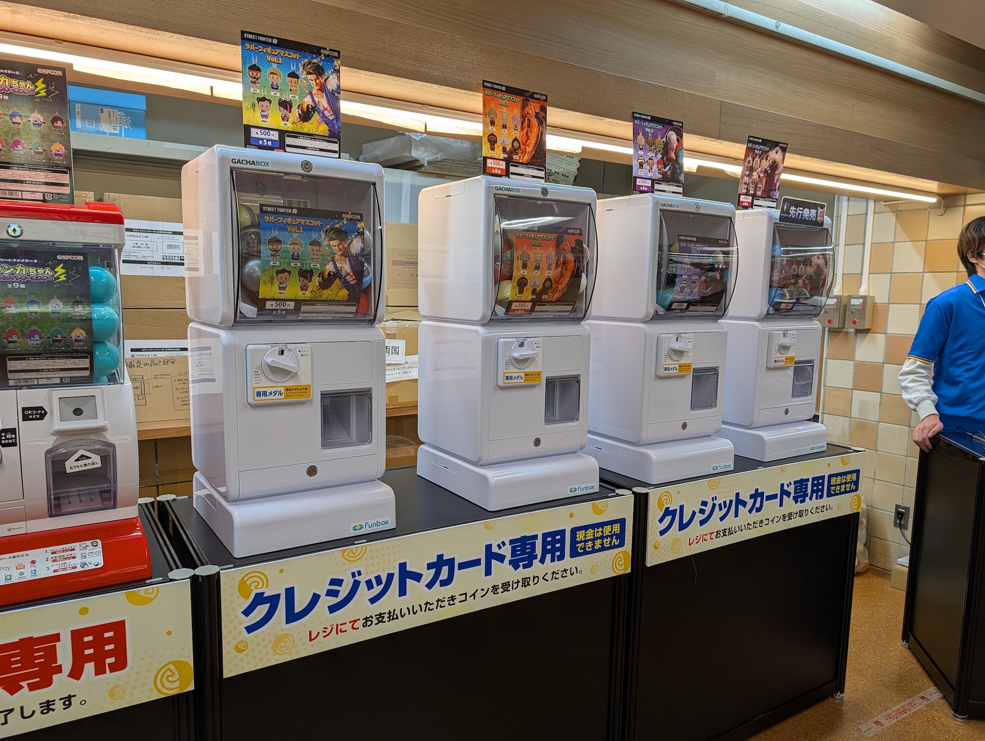 今回はクレジットカード専用ガチャコーナーも用意。隣にあるスタッフのいるレジでカード決済をし、コインをもらうことで、そのコインを使って回すことができる仕組みとなっている