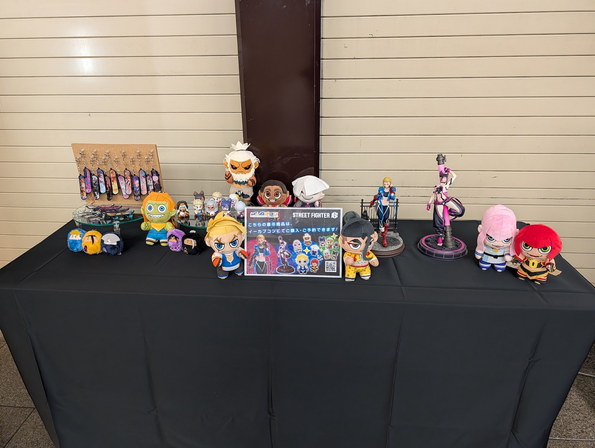 イーカプコンで販売中のフィギュアやぬいぐるみなどについても、フィギュアのコーナーと並んで展示されている