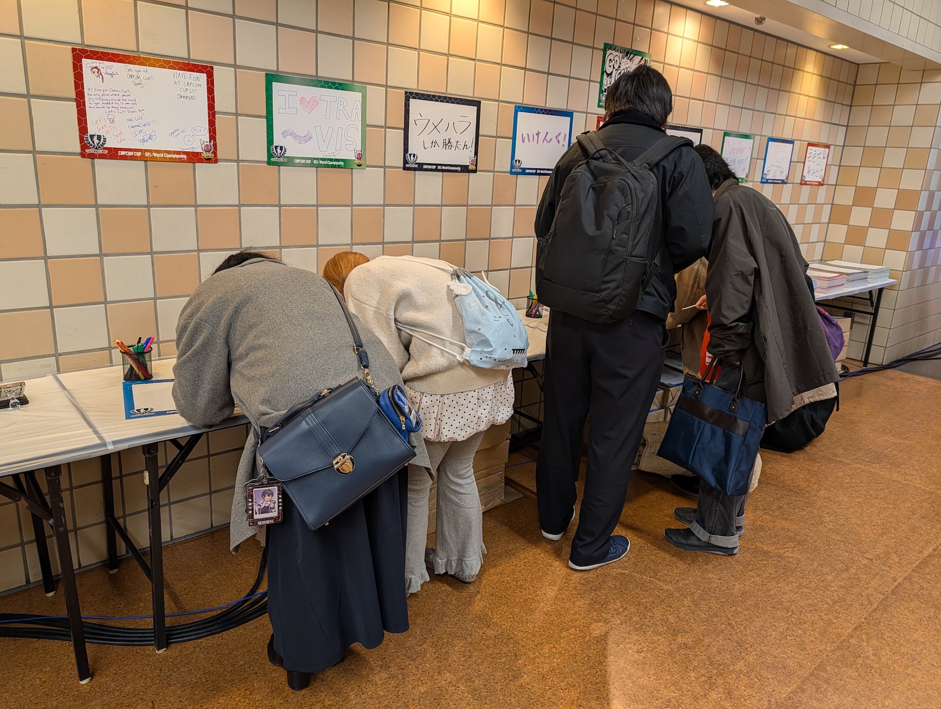 選手たちを応援する手書きボードが今年も用意されていた。開場後に通りかかると、早速書き込んでいる来場者たちの様子が見られた