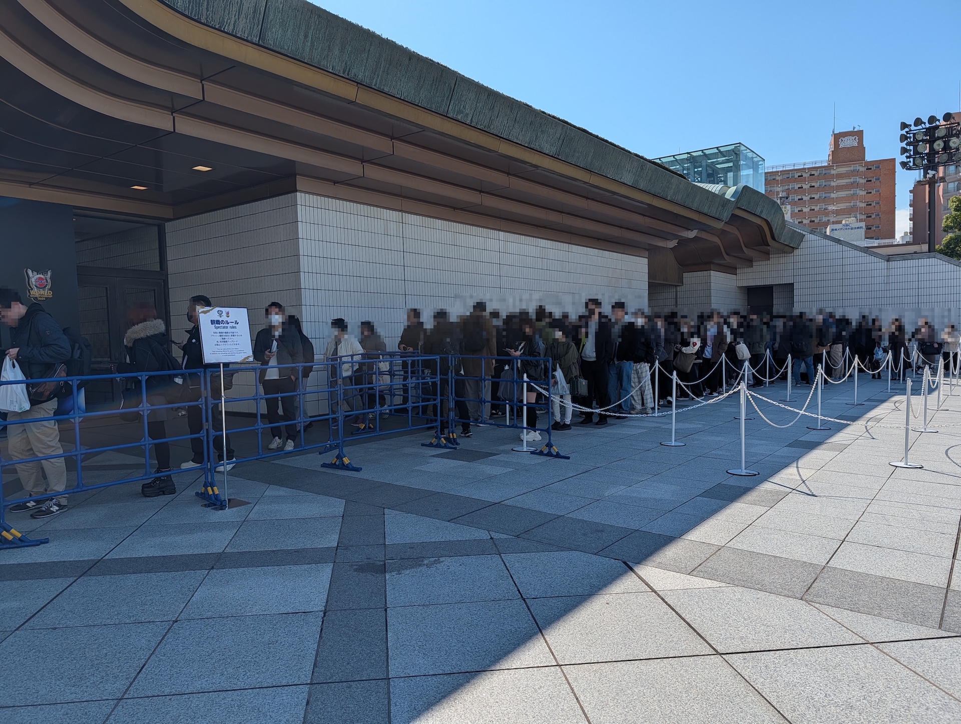 初日の開場直後の状態。平日にも関わらず、かなりの来場者が列を作っていた