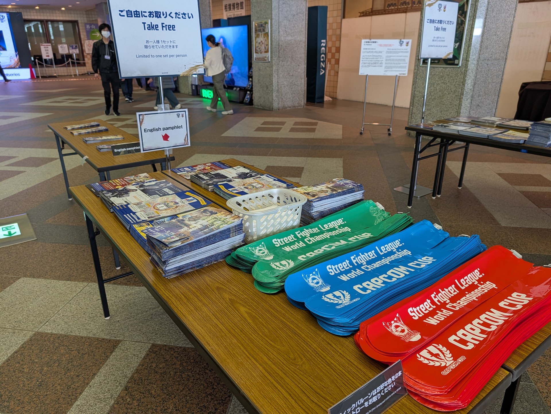 応援用グッズも1人1セットで入場時にもらうことができる