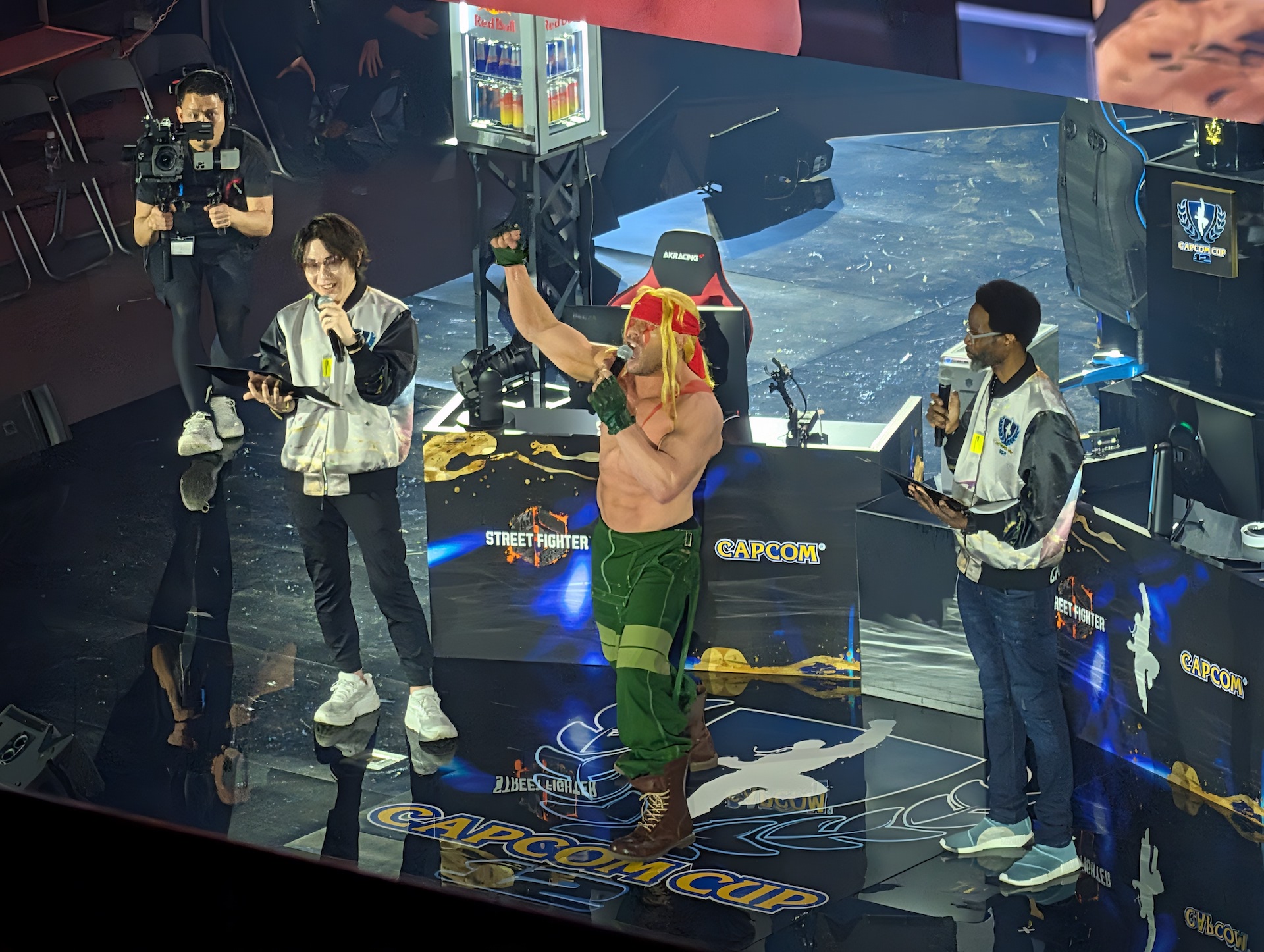 初日のオープニングにはサプライズゲストとして、3月17日実装予定の追加キャラクター「アレックス」のモーションなどを担当したレスラーのケニー・オメガ氏が緊急参戦！ 熱いトークで会場を盛り上げた