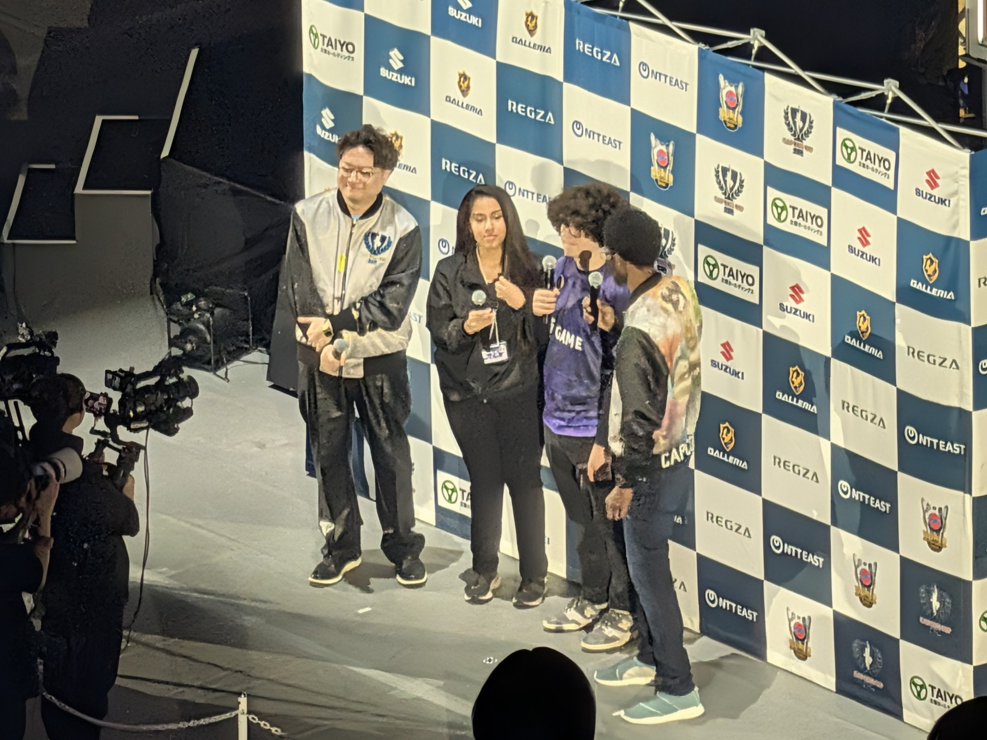 記事執筆時点では、まだ全てのグループの試合が終わっていないタイミングだが、AグループからはBLAZ選手が勝ち上がり、Bグループからはふ～ど選手が勝ち上がっていた。配信のインタビューもステージすぐそばで行なわれている様子が確認できる