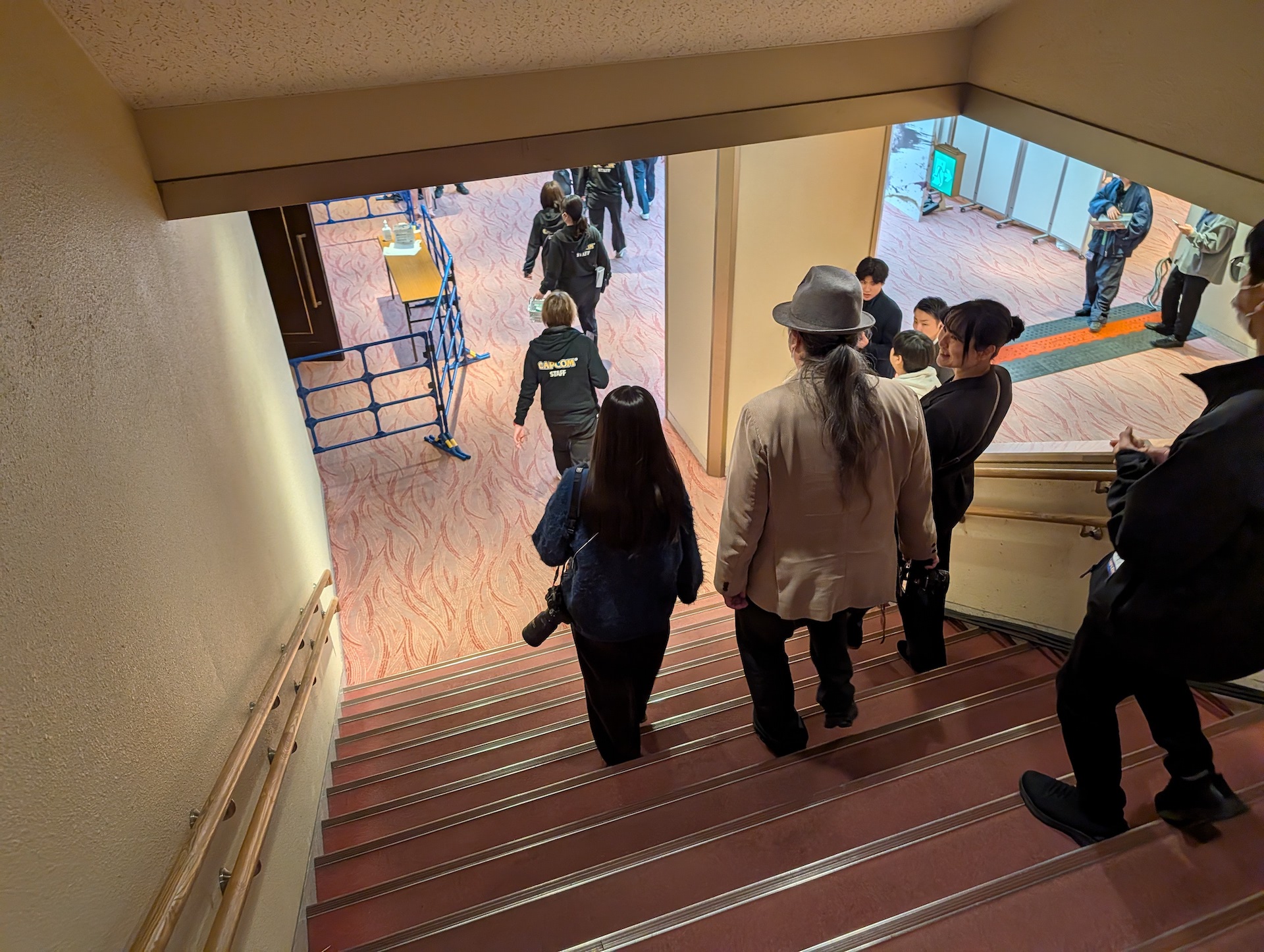 重めの扉を抜けるとそこには下り階段があり、地下に潜っていく。潜入感がすごい