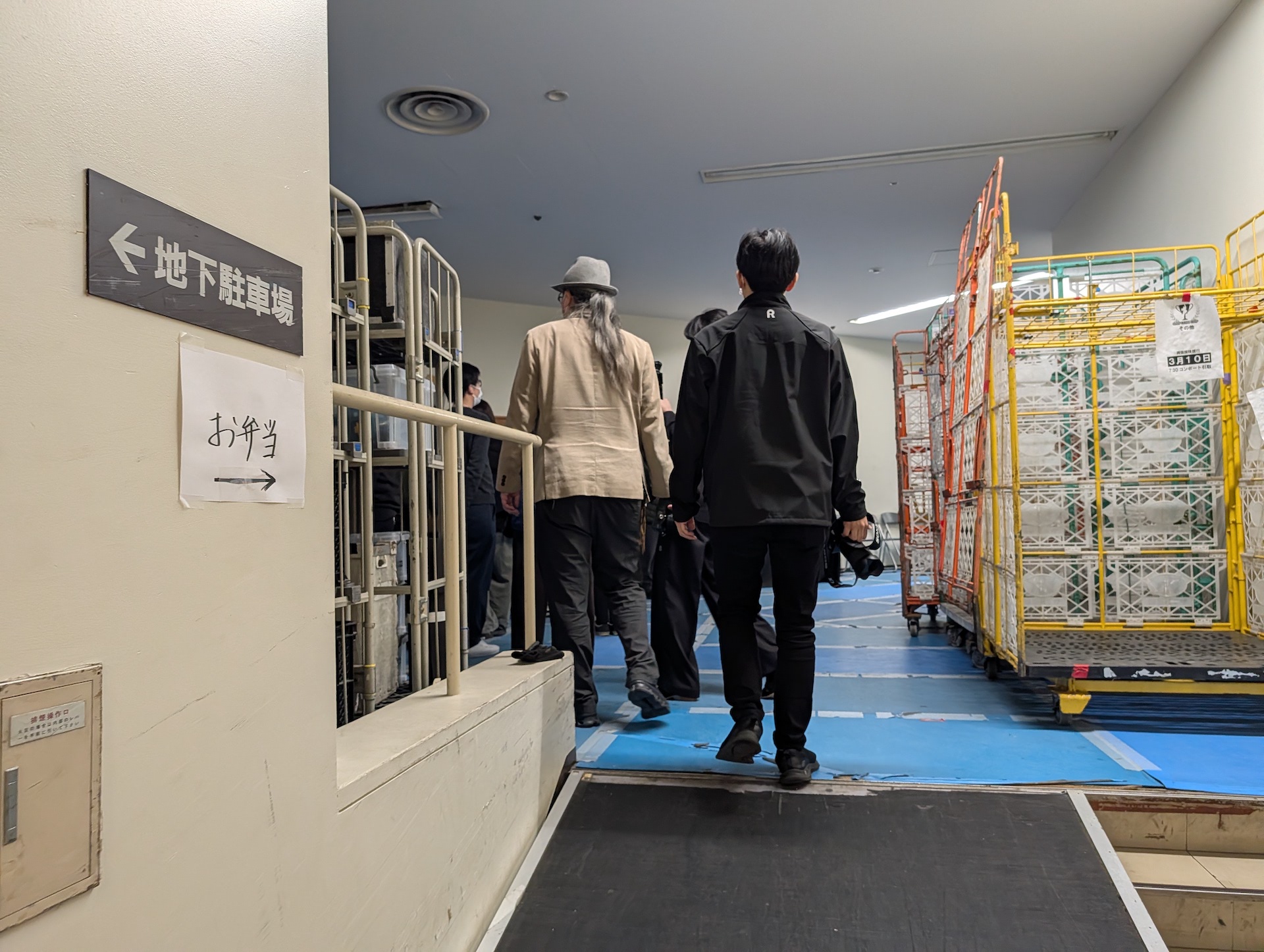 最初は選手たちの控室を横目に、さらに奥の選手入場口の裏側へと向かう