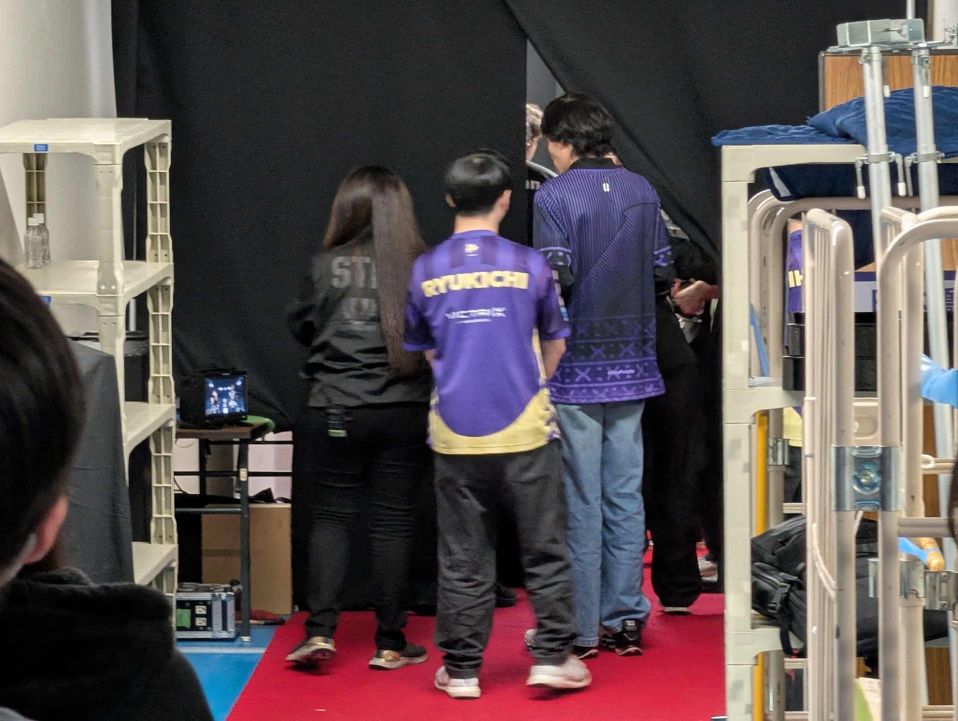 完全なバックヤードとなっており、今回はたまたまりゅうきち選手が入場前の緊張状態で立っているのが確認できた