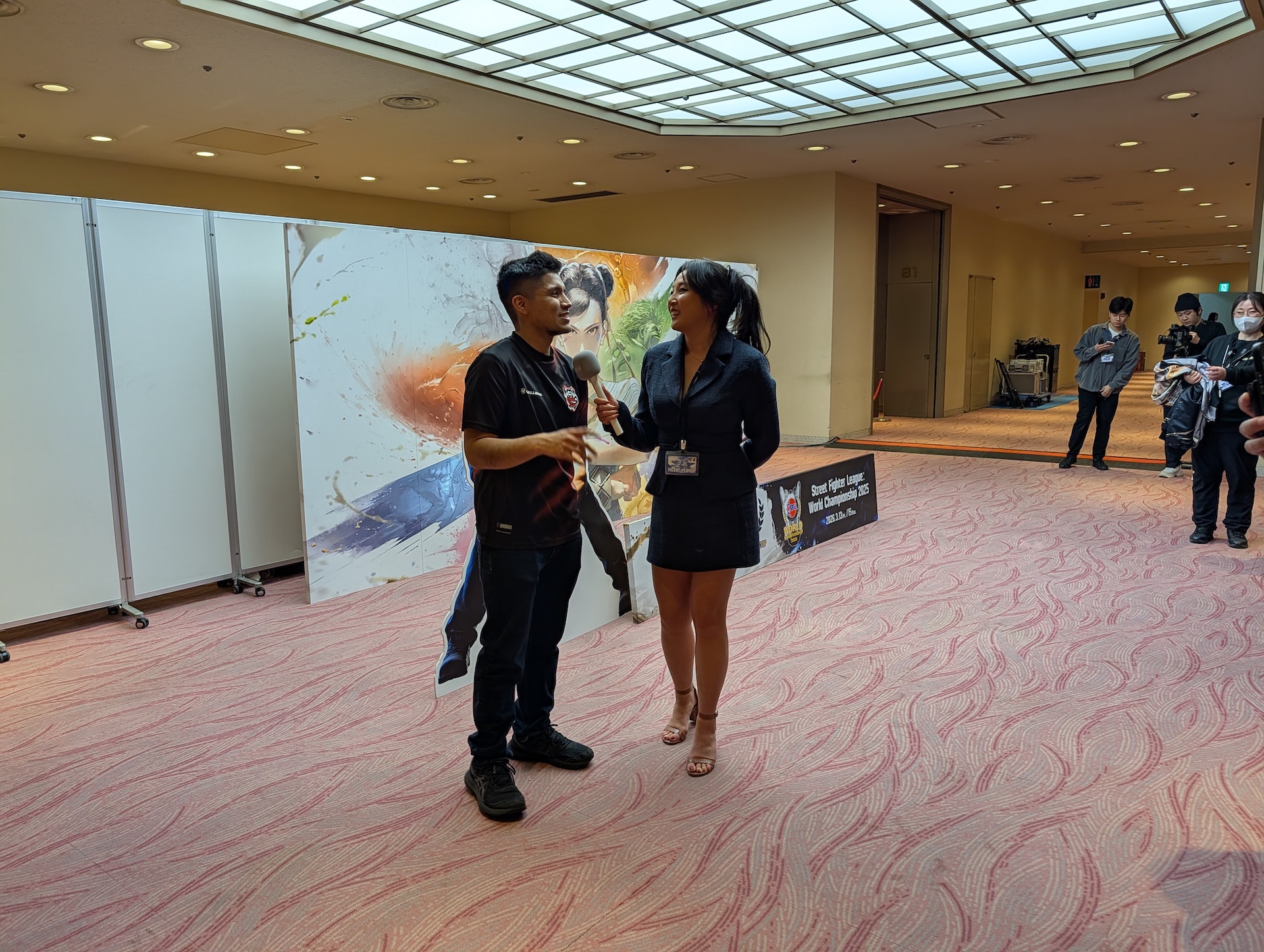 その後、戻ってくると、選手控室を出たところに、撮影用のスペースがあり、ここでは先ほど予選を1位で突破したCrazy Raccoon所属のDual Kevin選手がインタビューを行なっていた