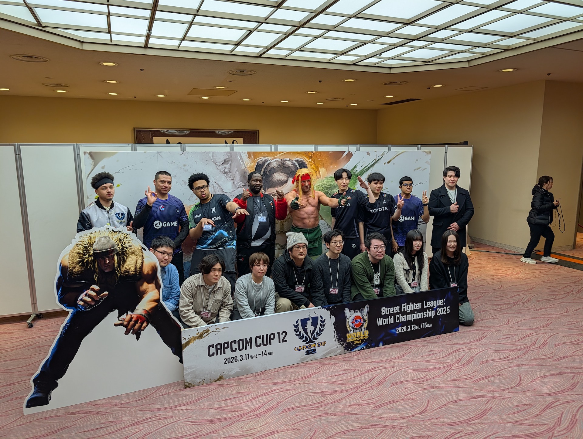 全てのツアー参加者の写真撮影が終わった後は、最後に撮影に参加できる選手たちが集まって、ツアー参加者全員と一緒に記念撮影！