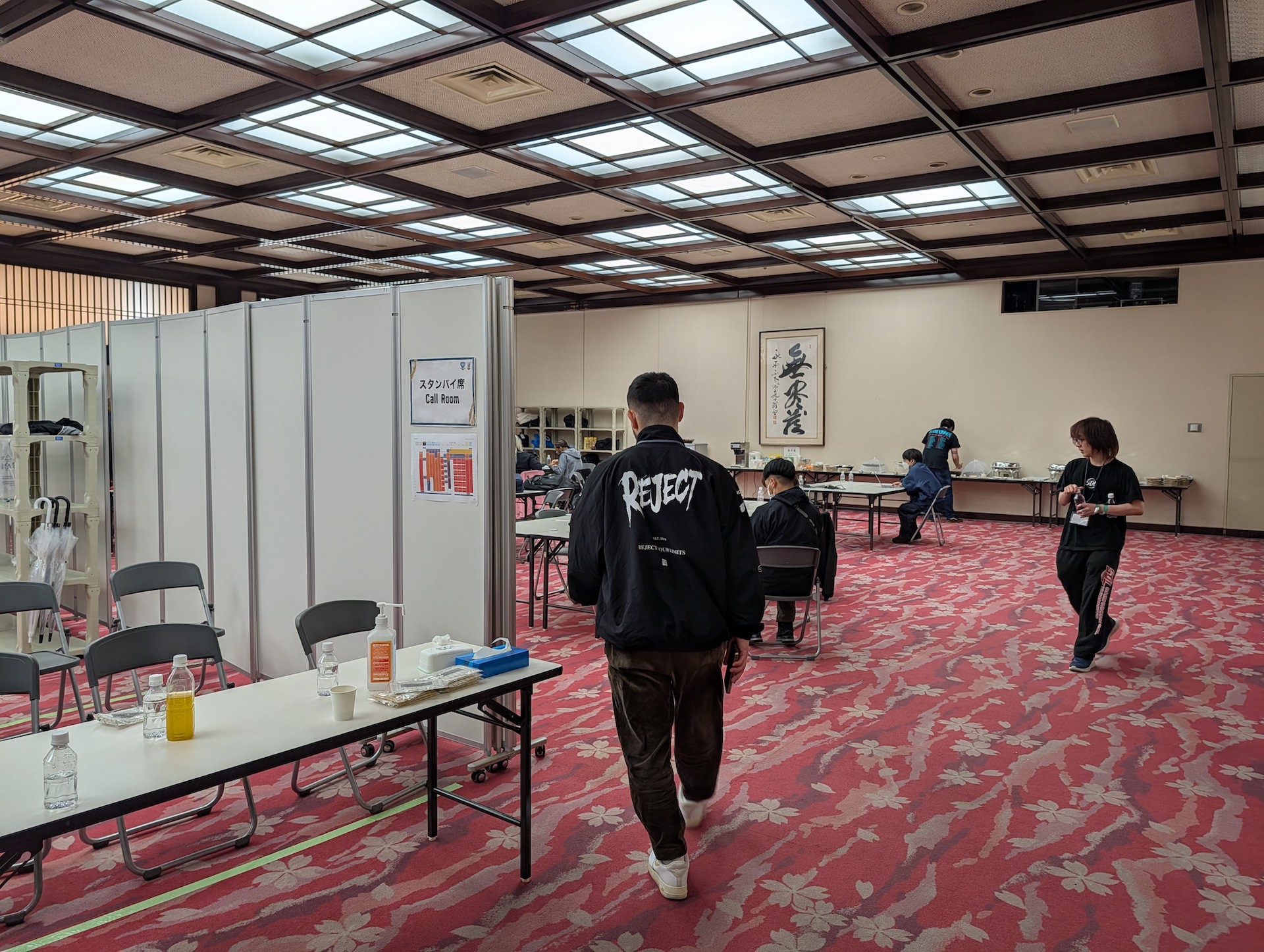 さらに奥には選手のスタンバイ席があった