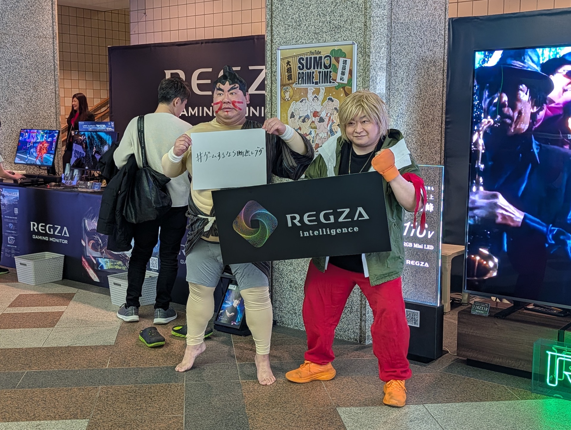 休憩時間にはケンとエドモンド本田に扮したお笑い芸人のNOモーション。の2人(矢野ともゆき、星ノこてつ)が、REGZAの応援撮影に応じていた