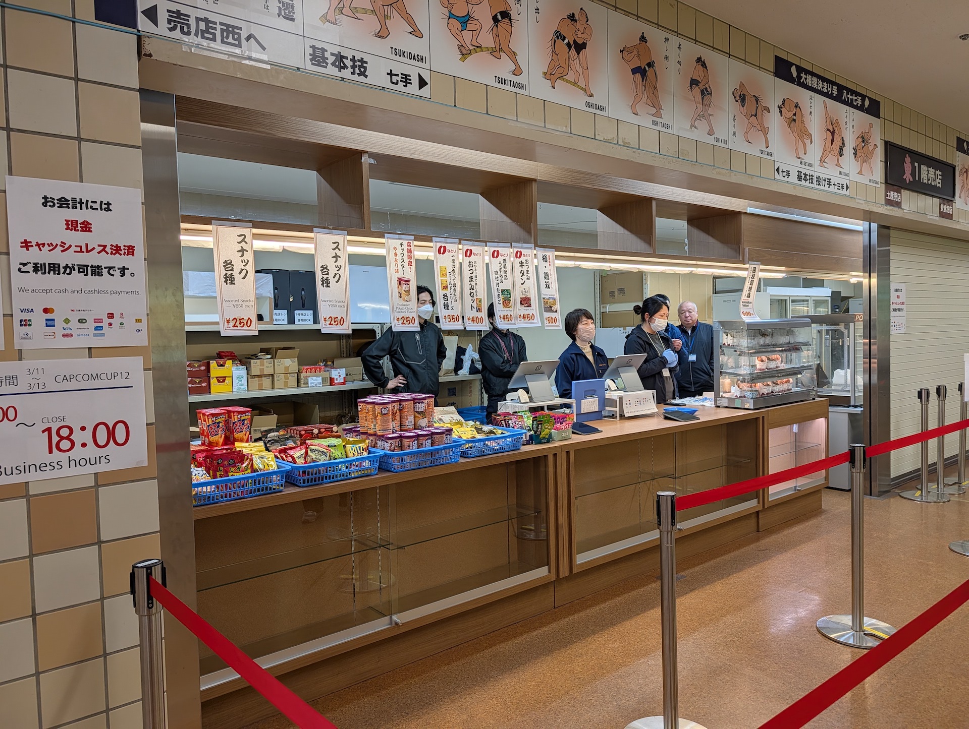 両国国技館と言えば焼き鳥、ということでおつまみセットや焼き鳥、スナックなどの売店も開いていた