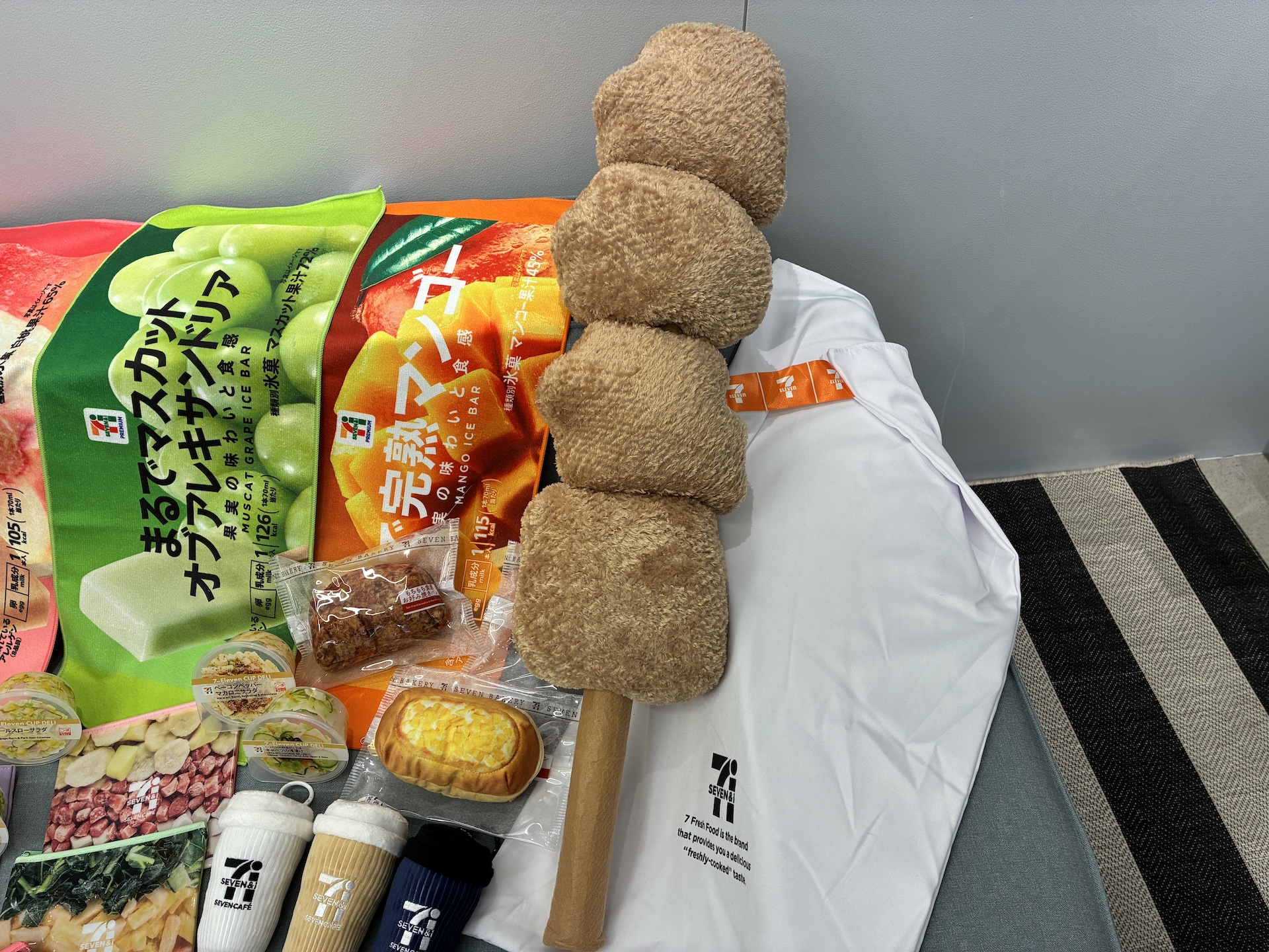 「からあげ棒」が90cmの特大ぬいぐるみに