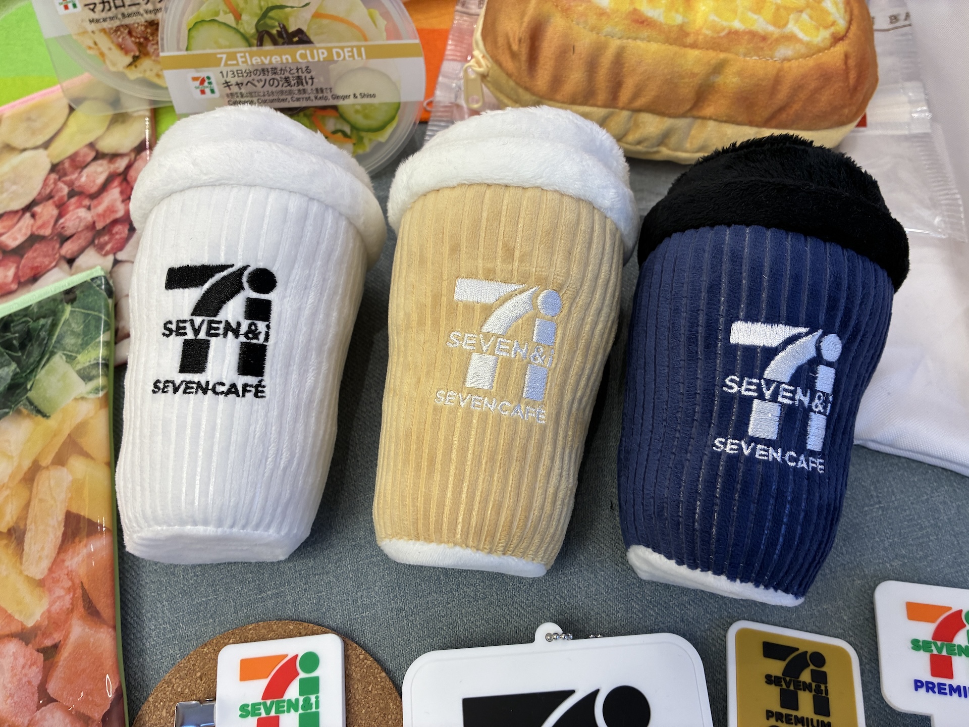 セブンカフェのコーヒー・カフェラテ・水素焙煎コーヒーの3種類のカップを再現。バッグにつけても存在感のあるのぬいぐるみチャームとなっている