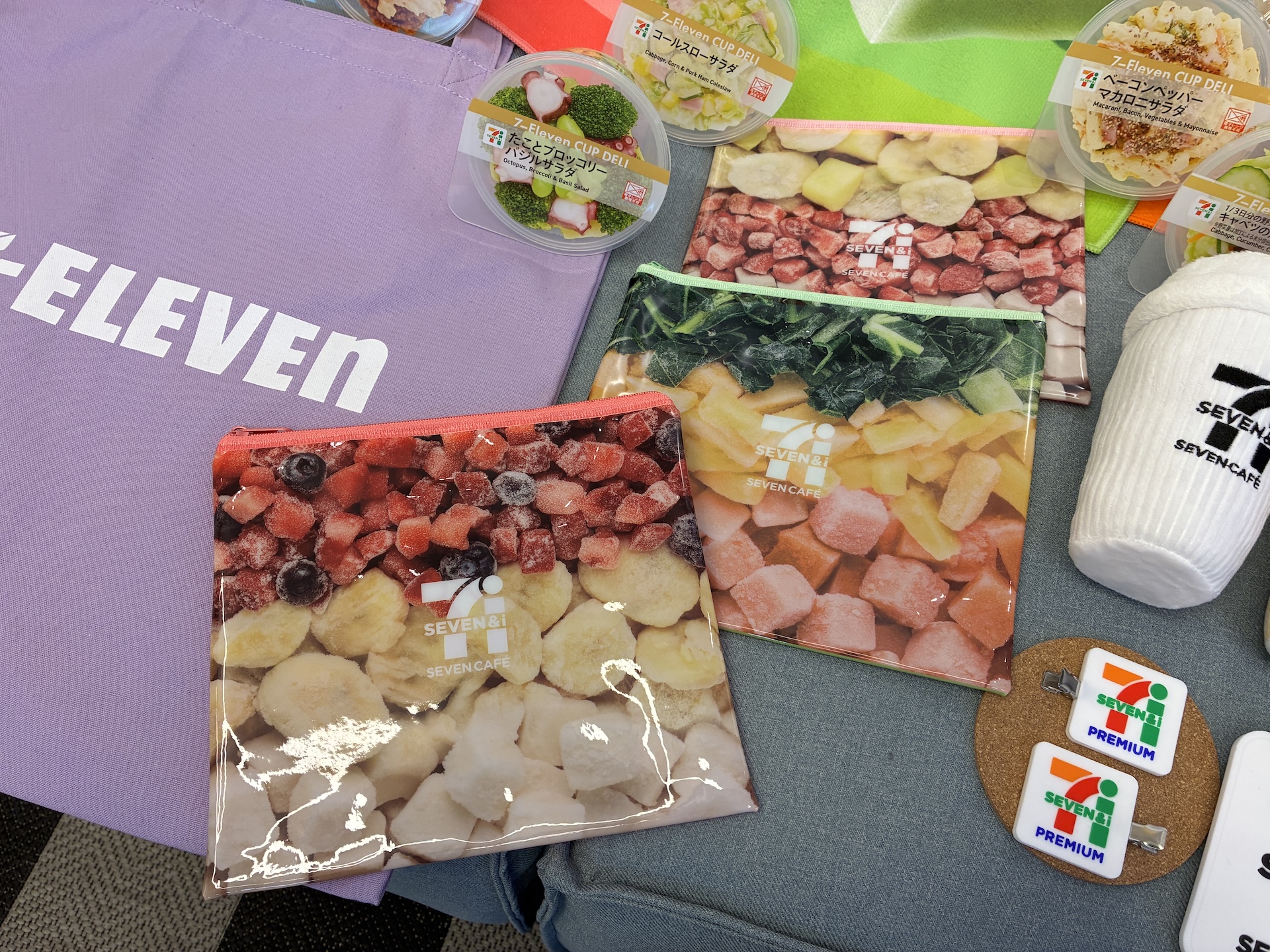 「セブンカフェ スムージー」の色鮮やかなデザインが施された、使いやすいフラットポーチ