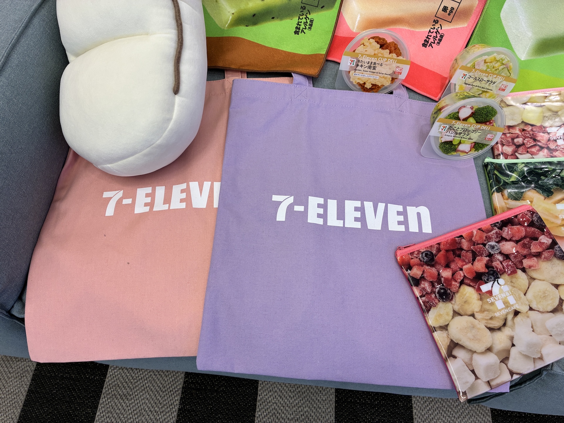 E賞のトートバッグは丈夫で使いやすそう。セブン‐イレブンのロゴとポップなカラバリがかわいい