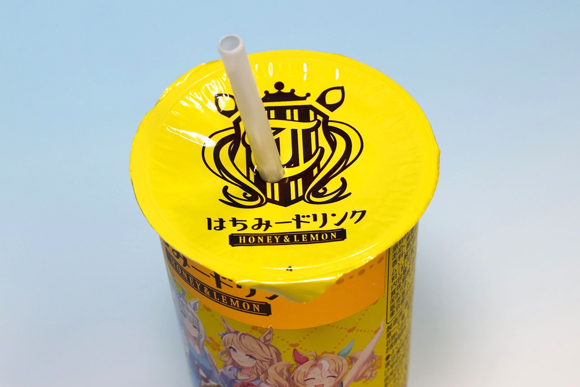 ストローが付属しているので飲みやすい。蓋に描かれているのはトレセン学園の校章だ