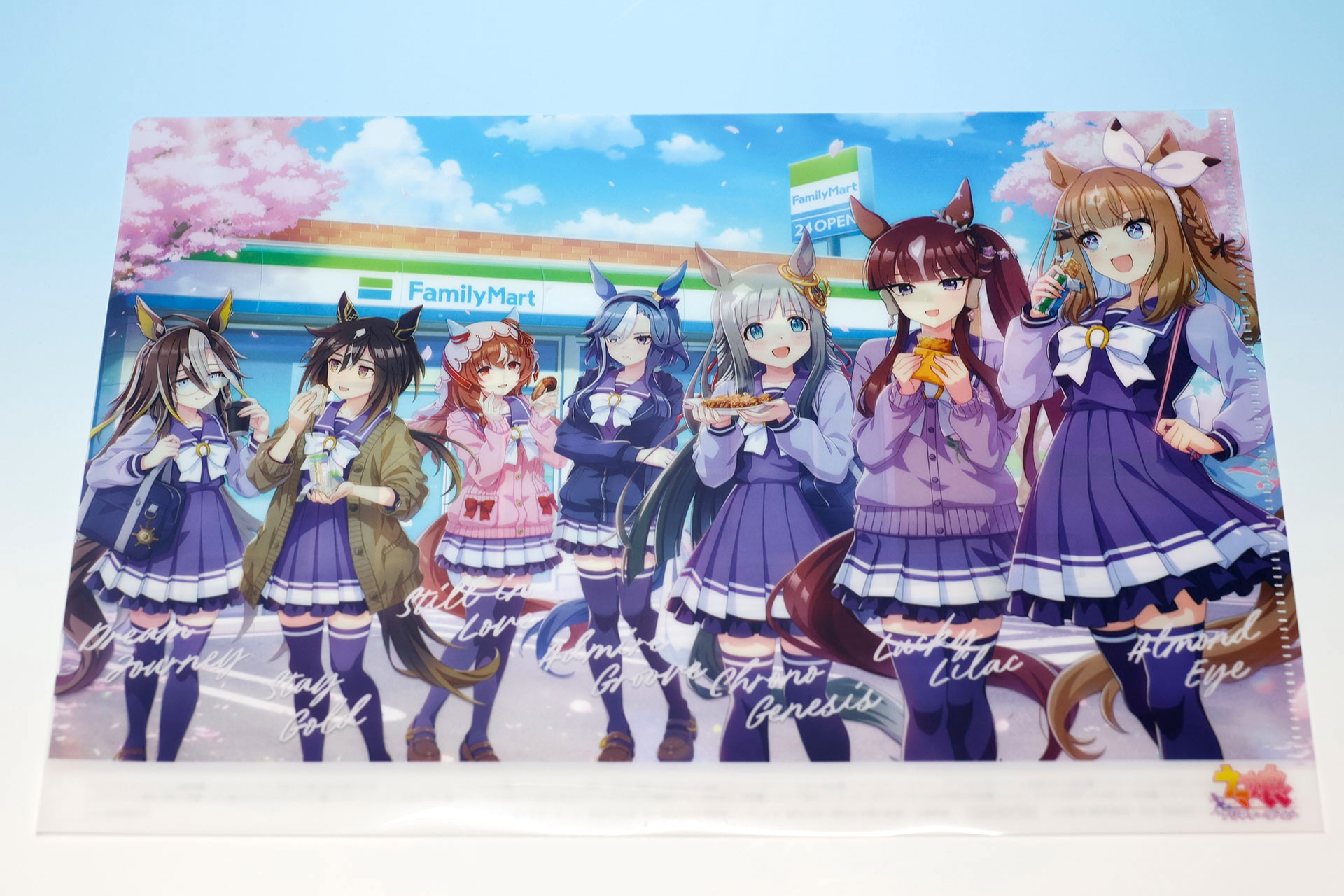 ドリームジャーニー、ステイゴールド、スティルインラブ、アドマイヤグルーヴ、クロノジェネシス、ラッキーライラック、アーモンドアイといった、7人のウマ娘が描かれたクリアファイル