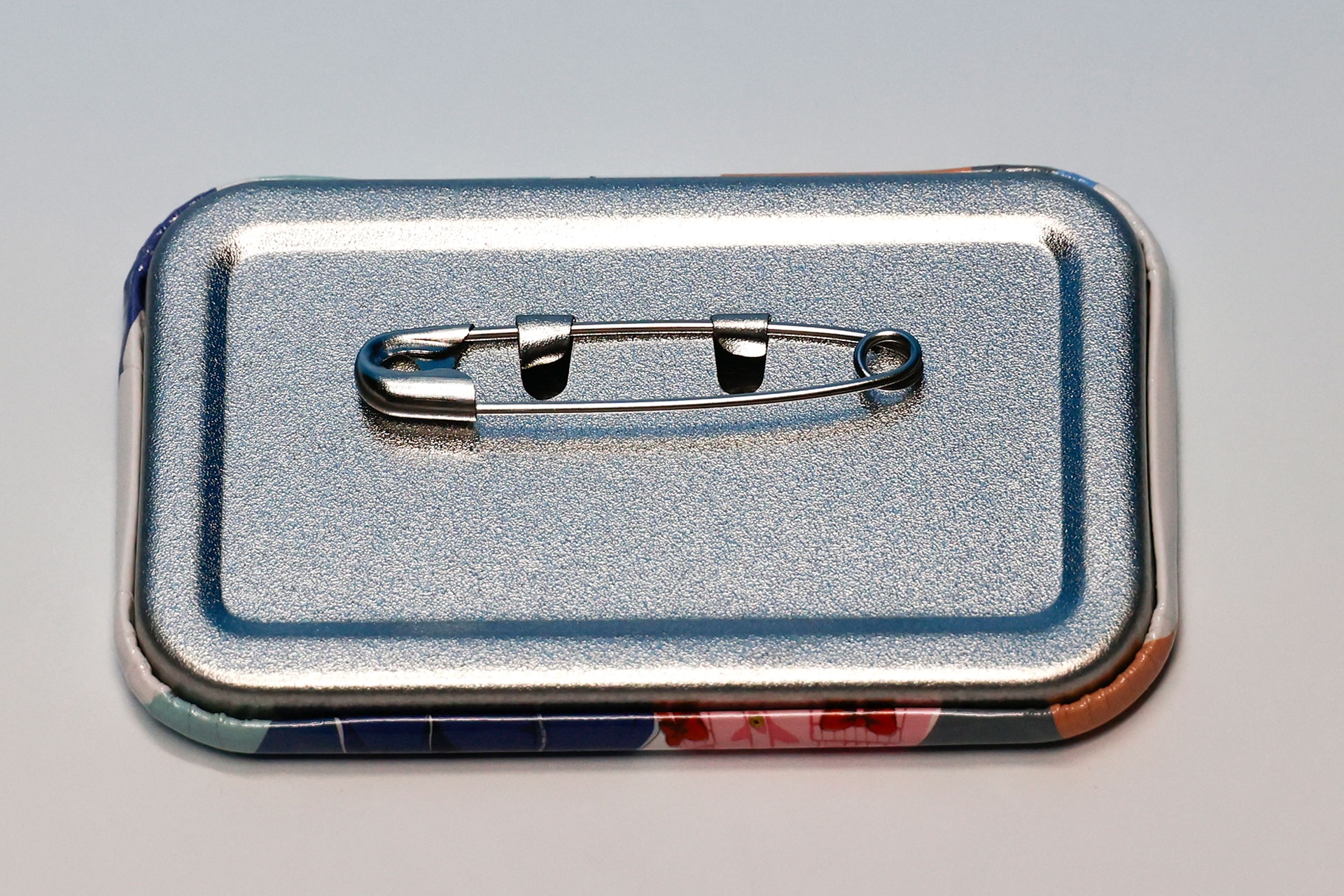 こちらはバッジの裏面側だ