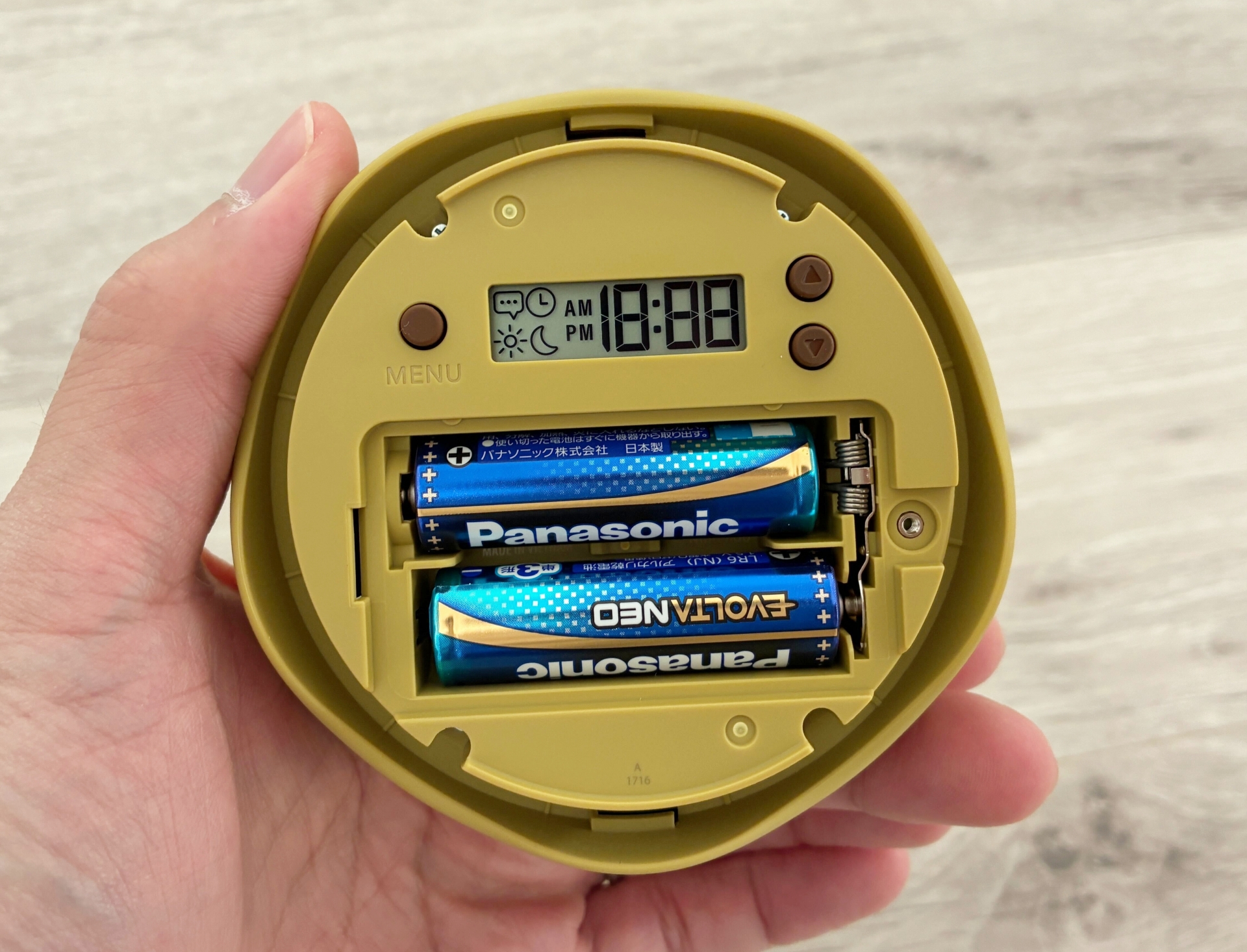 裏面にあるメニュー画面と電池部分。ここで時刻などを設置できる