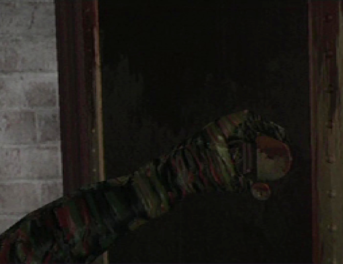 不気味な手が扉を開き、その姿を見せる