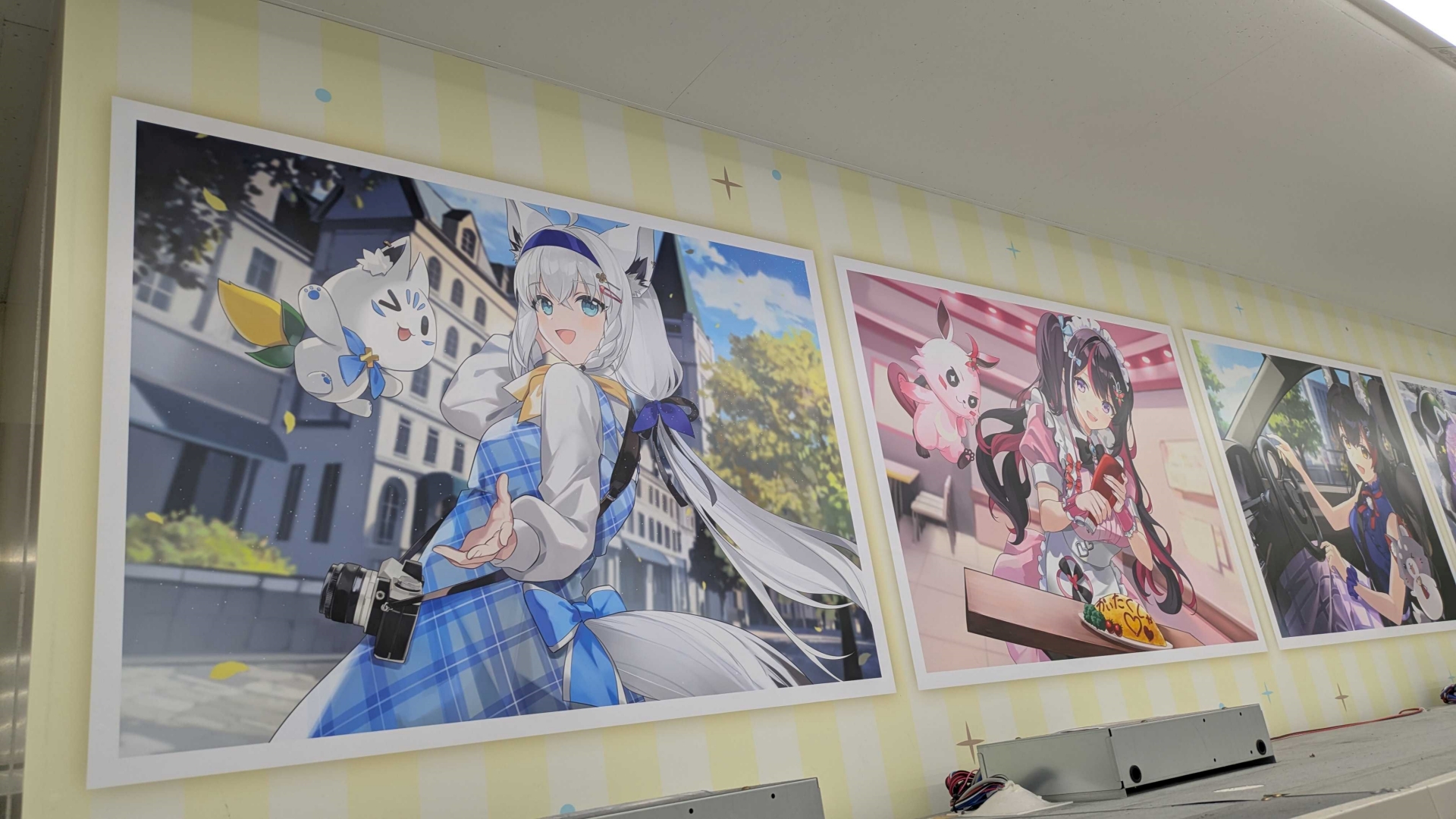 店内の「My Future衣装」モチーフの装飾は、3月19日にホロメンのサイン入りのものに差し替えられる予定だという