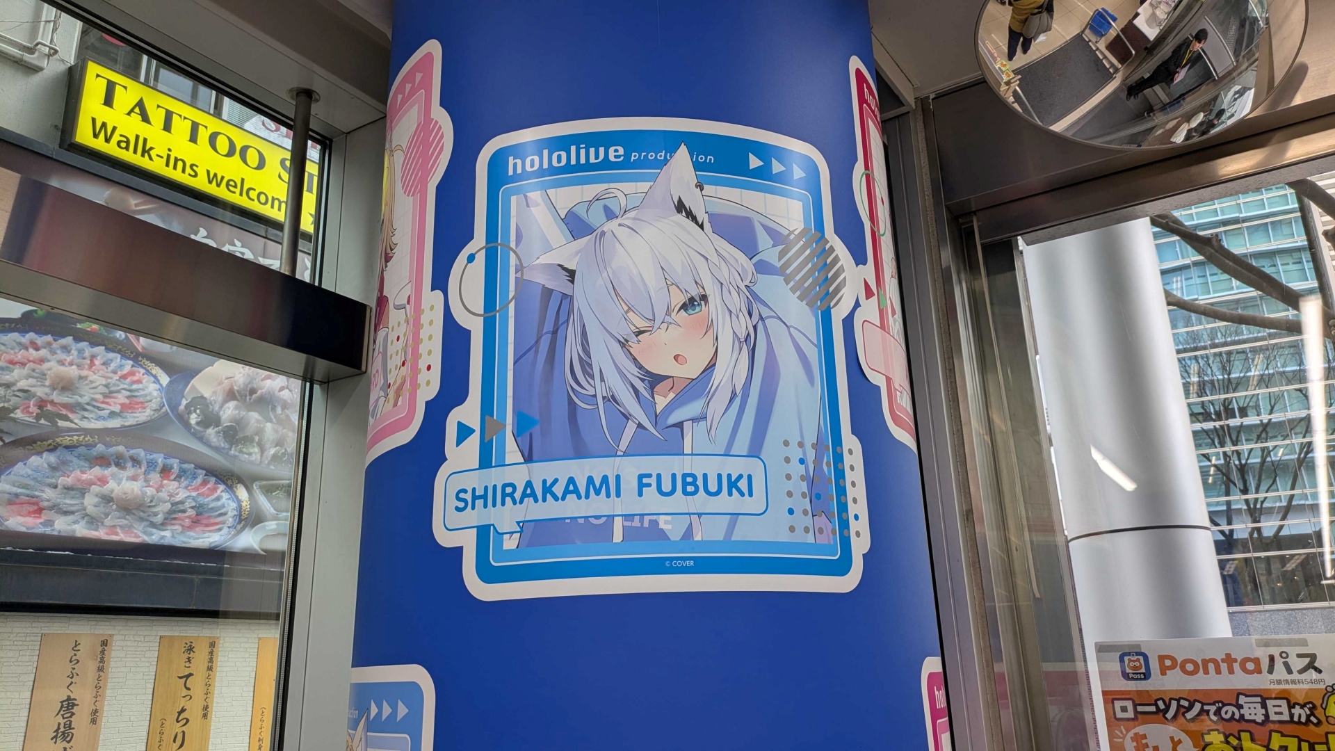 店内の至る所に装飾が施されている。特大サイズでイラストを楽しめるのが非常にうれしい