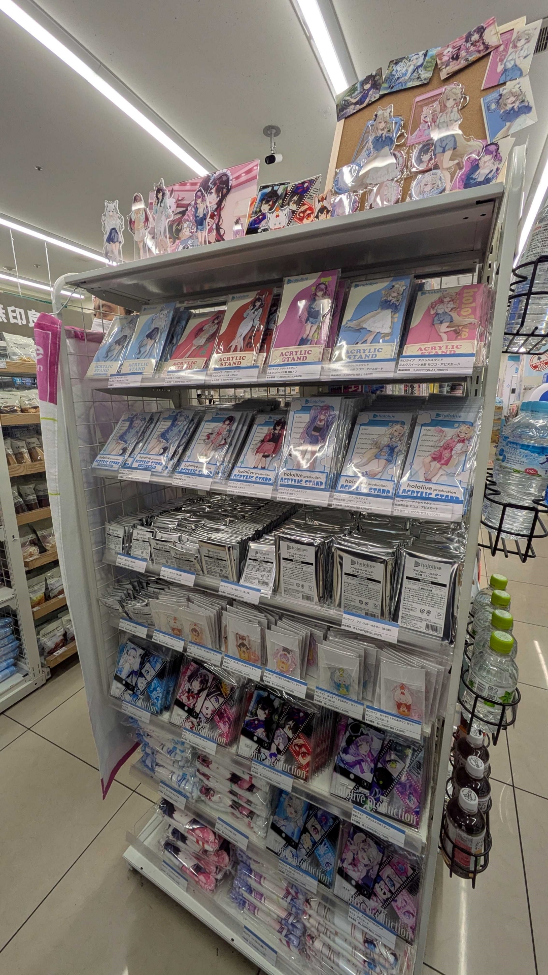 棚2つ分を使ってコラボグッズや、キャンペーンの対象商品が販売されている