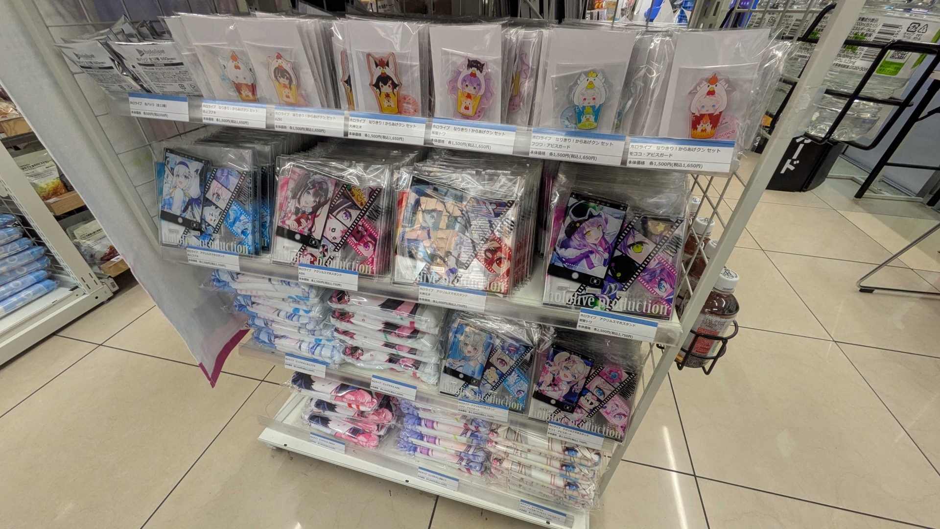 「なりきり！からあげクンセット」、「アクリルスマホスタンド」、「ビッグタオル」の先行販売が行われており、「ビッグタオル」はトワ様のものが展示されている