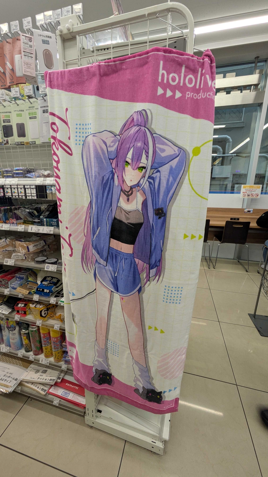 「なりきり！からあげクンセット」、「アクリルスマホスタンド」、「ビッグタオル」の先行販売が行われており、「ビッグタオル」はトワ様のものが展示されている