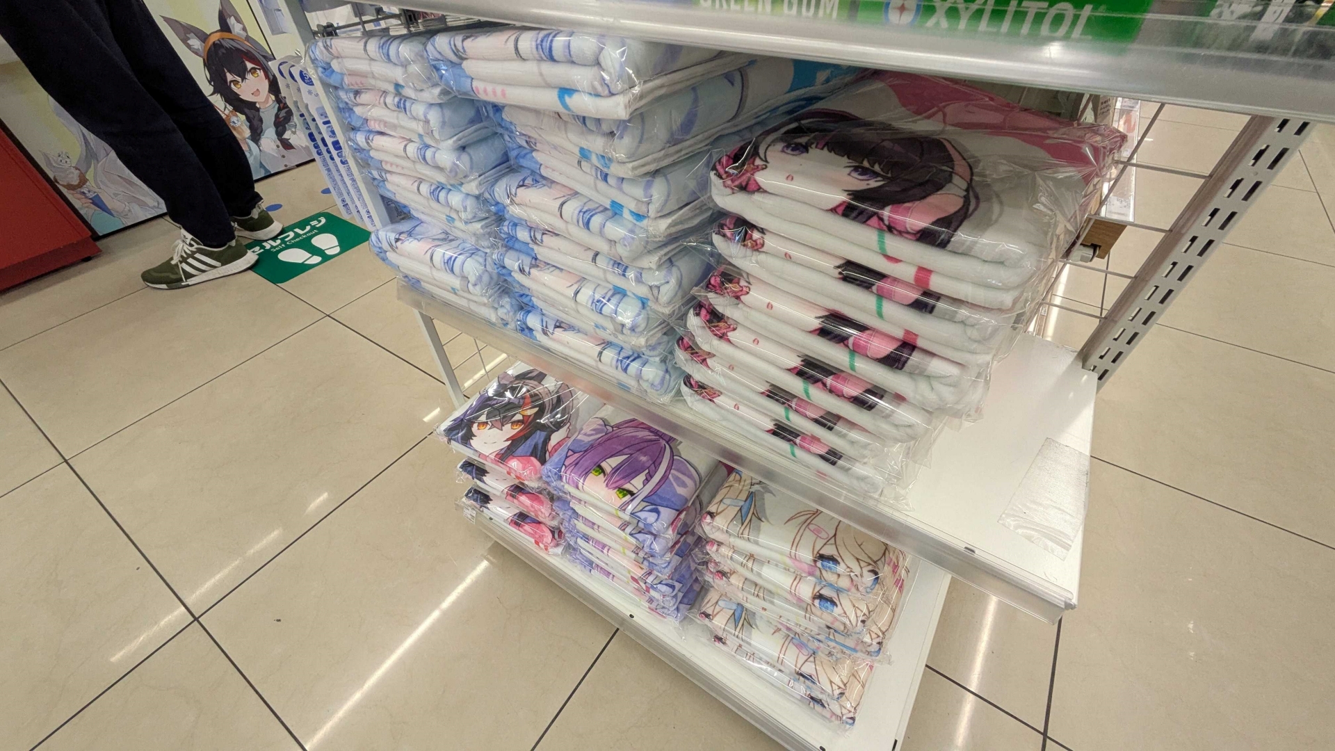 「なりきり！からあげクンセット」、「アクリルスマホスタンド」、「ビッグタオル」の先行販売が行われており、「ビッグタオル」はトワ様のものが展示されている