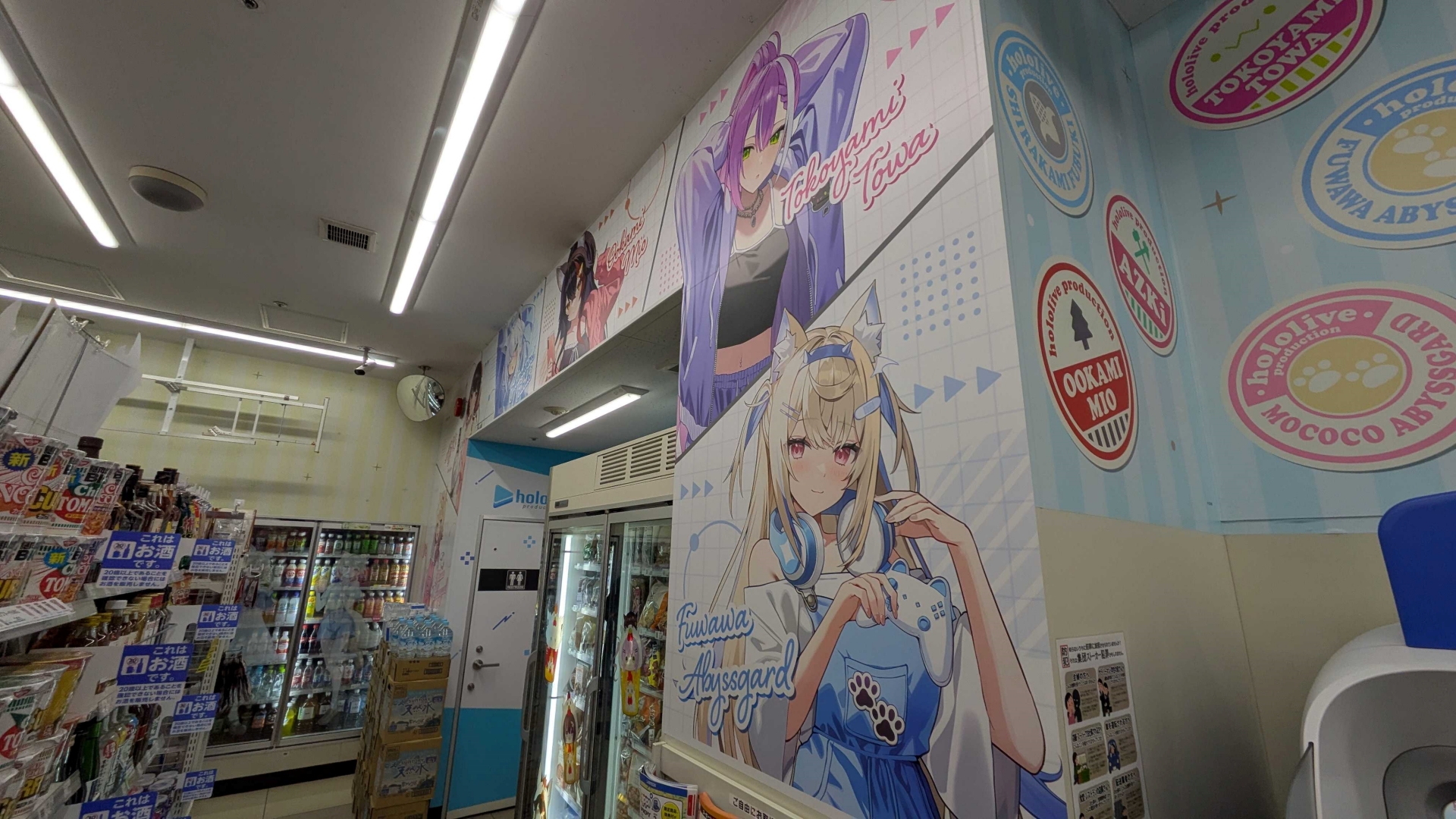 店内の至る所に装飾が施されている。特大サイズでイラストを楽しめるのが非常にうれしい