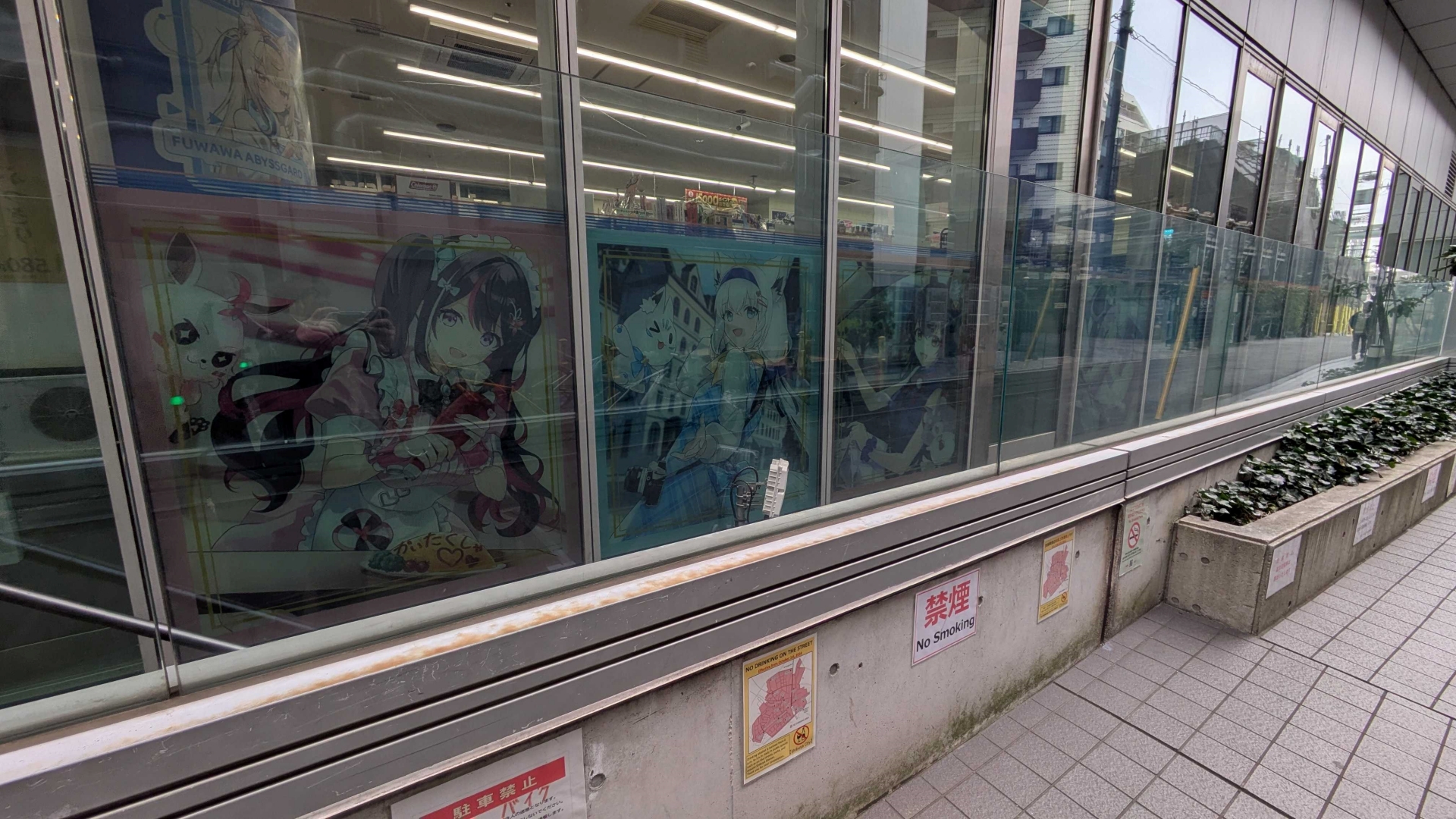 写真では少々わかりにくいが、店舗横のガラスには「My Future衣装」ビジュアルが掲示されている