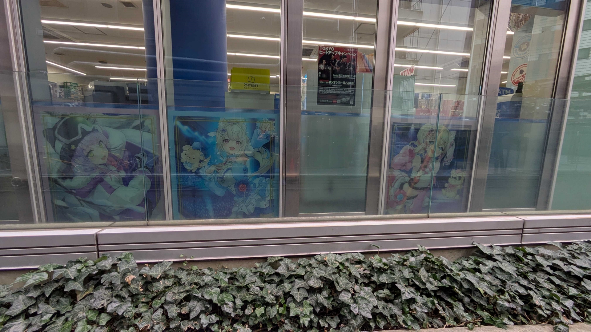 写真では少々わかりにくいが、店舗横のガラスには「My Future衣装」ビジュアルが掲示されている