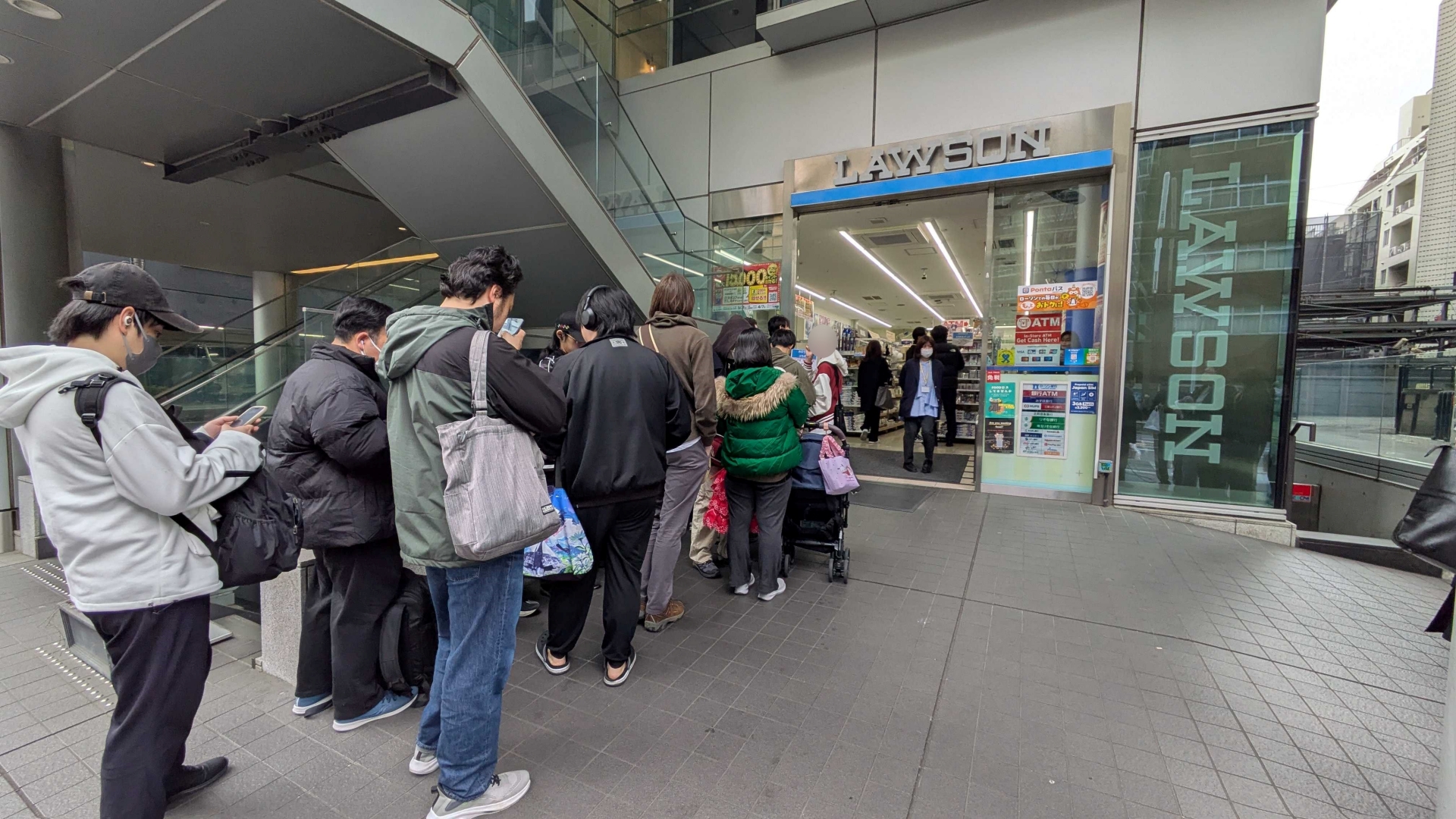ローソン渋谷道玄坂上店。10時前から行列ができていた