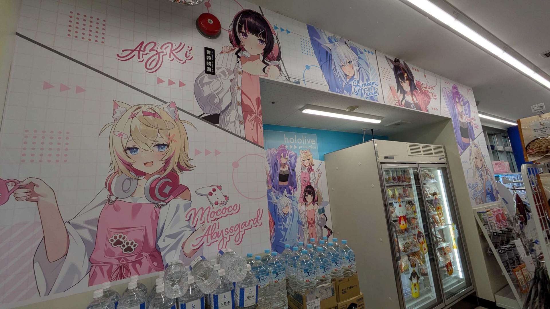 店内の至る所に装飾が施されている。特大サイズでイラストを楽しめるのが非常にうれしい
