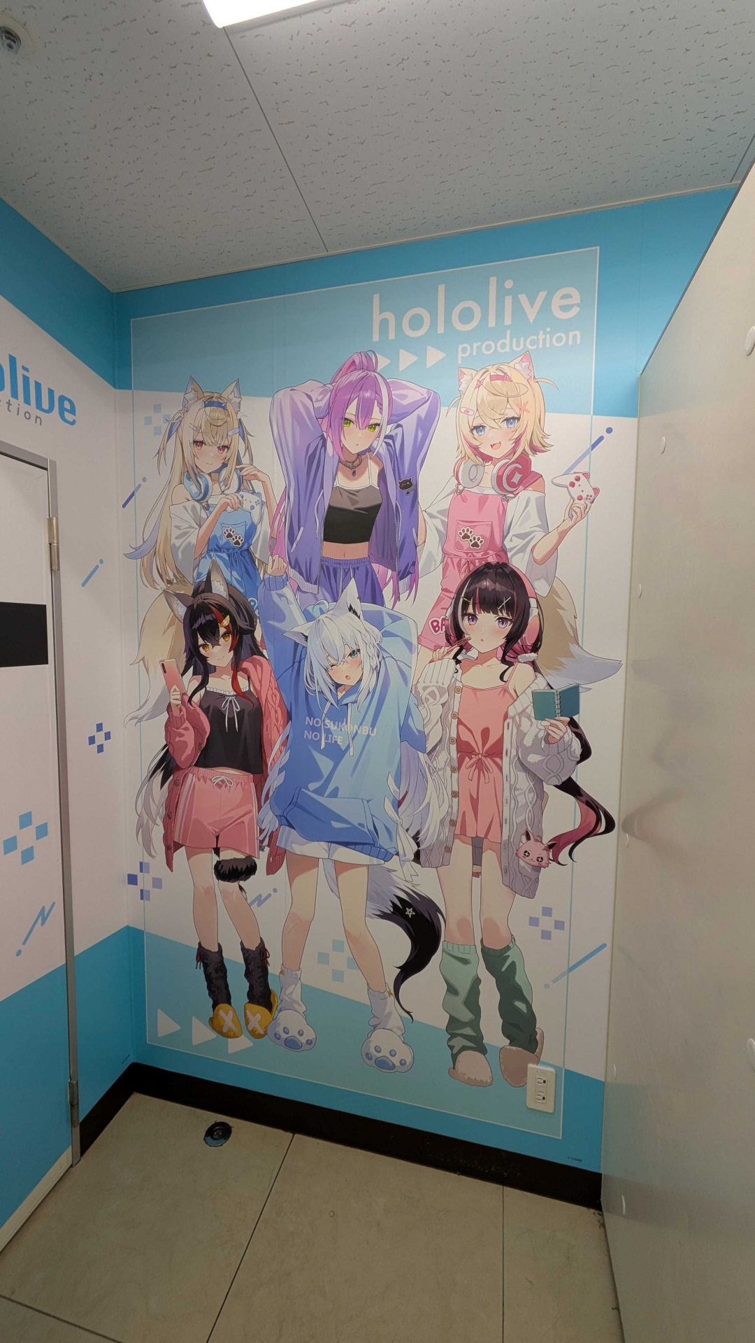 店内の至る所に装飾が施されている。特大サイズでイラストを楽しめるのが非常にうれしい