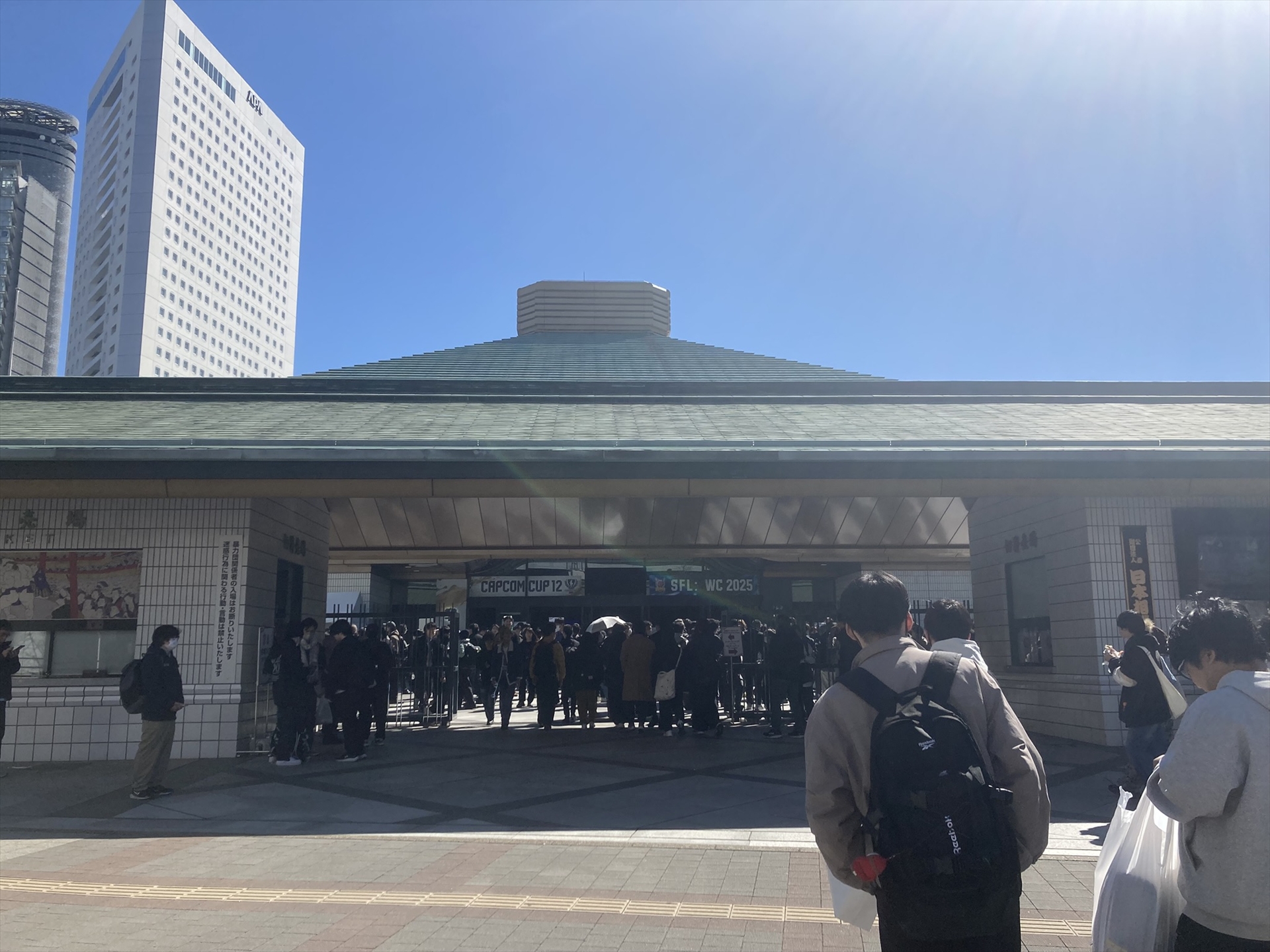 会場となった両国国技館には、朝から多くの人が詰めかけた