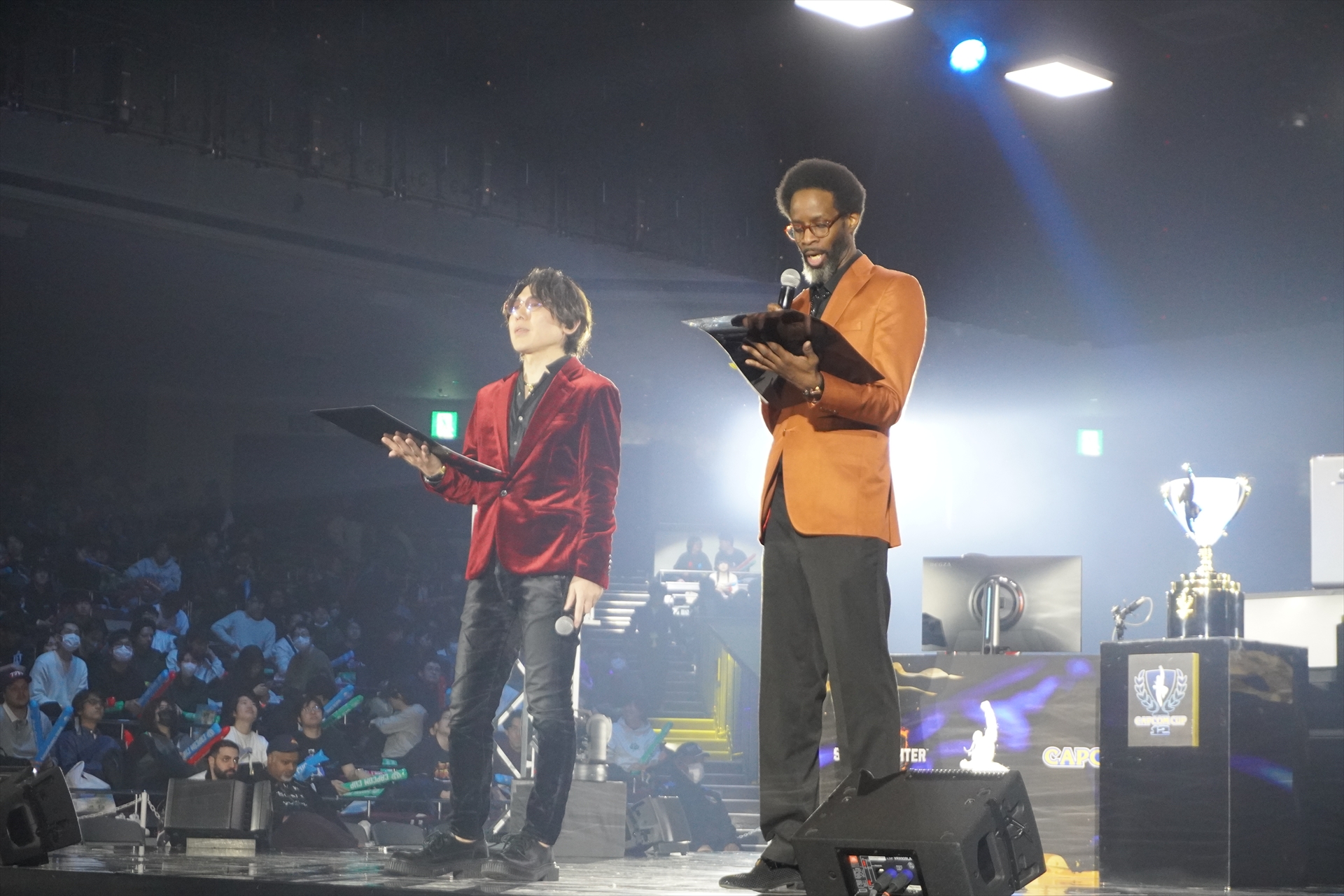 大会進行を務めたアール氏（左）と、Ryan Hart氏（右）。今回もアール氏の「いってみましょおおぉぉぉ！」の掛け声は大会を大いに盛り上げてくれた