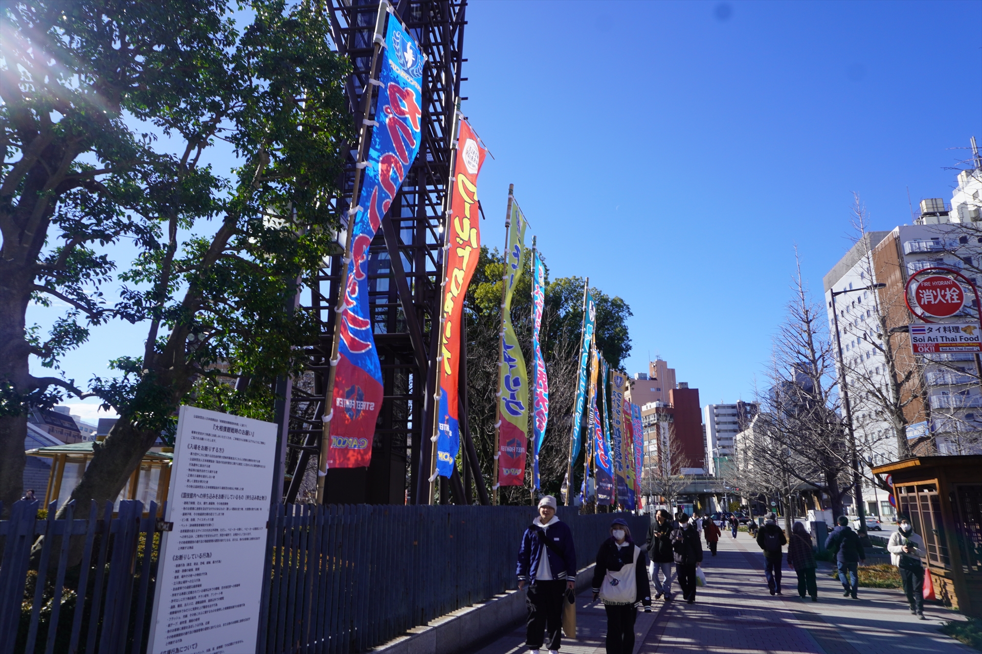 国技館の前にはのぼりが立てられていた