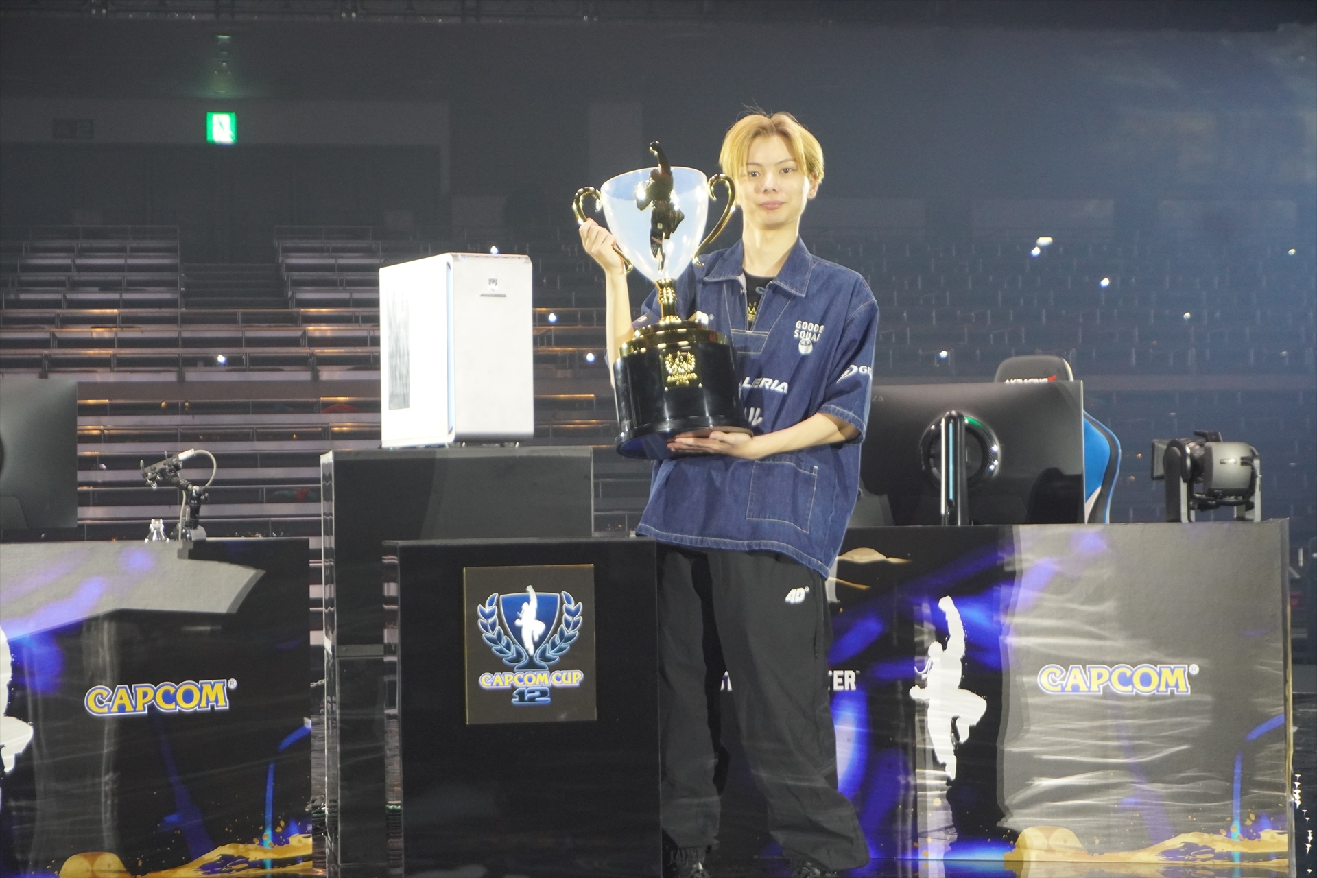 優勝トロフィーを掲げるさはら選手。トロフィーは重かったようで、「腕が疲れます（笑）」とこぼしていた