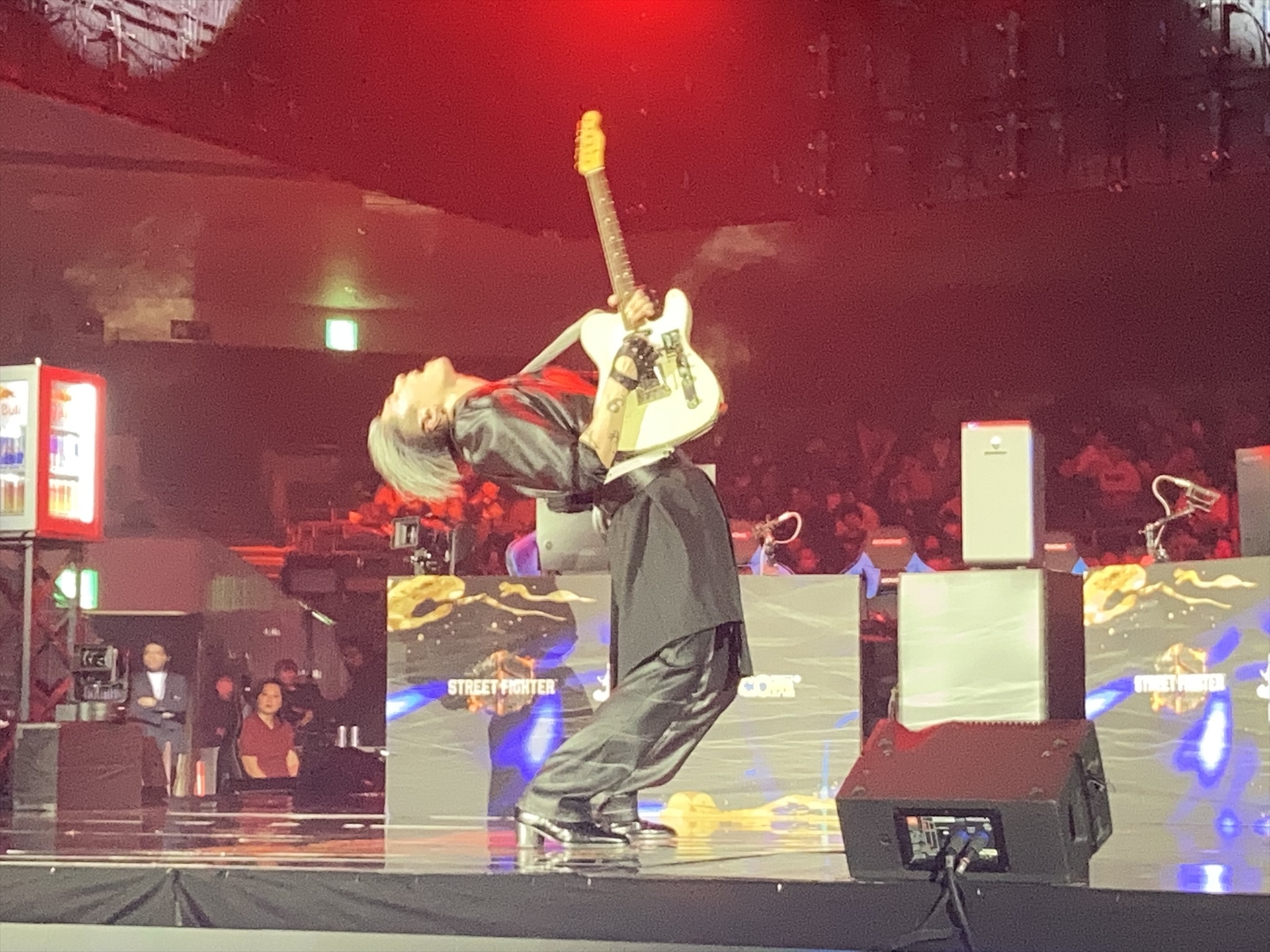 オープニングでは、世界的ギタリストであるMIYAVIさんがオープニングライブを行なった。リュウとガイルのテーマアレンジを演奏し、会場を沸かせた