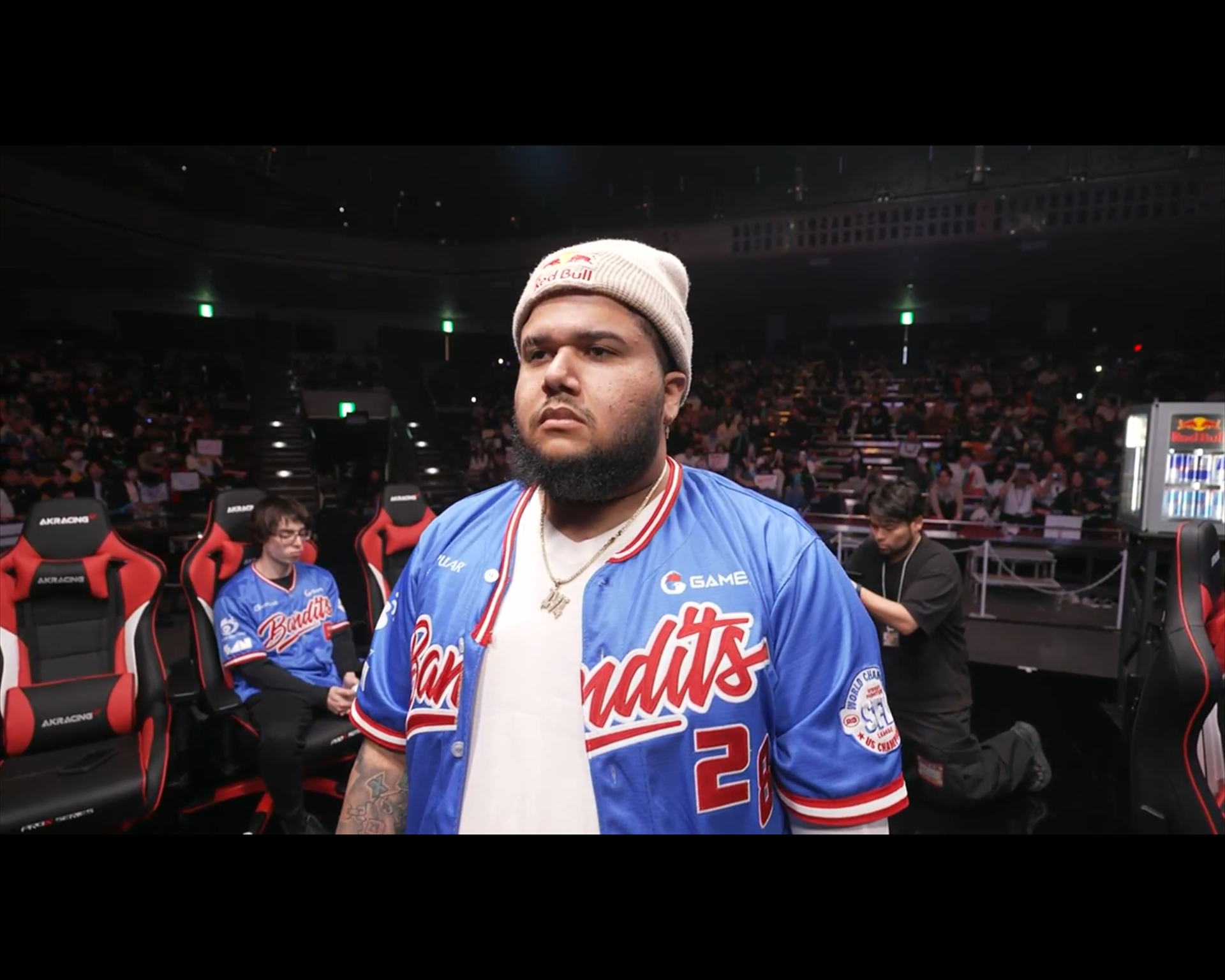 オーダー発表前。対戦を要求するようにウメハラ選手を見つめるMenaRD選手